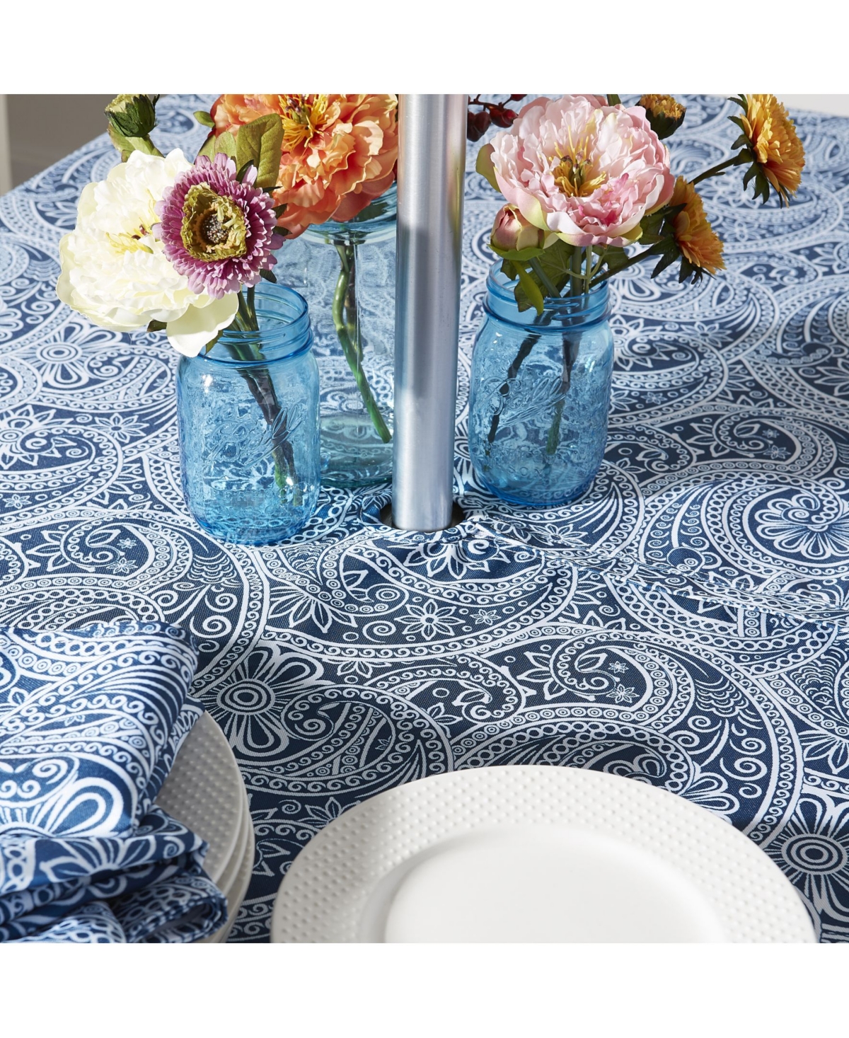 Design Imports Paisley Print Outdoor Tablecloth with Zipper, 60 Round