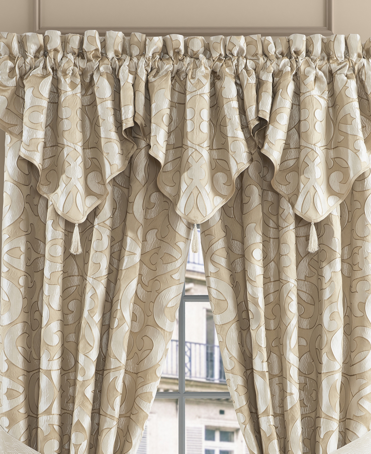 J Queen New York La Boheme Ascot Window Valance, 40