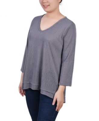 Petite 3/4 Sleeve V-neck Top