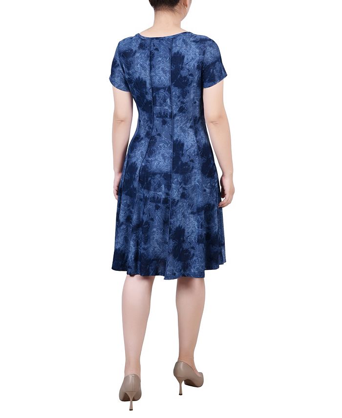 NY Collection Women's Plus Jacquard Knit Shift Dress with Necklace -Black/Wine Size 2X
