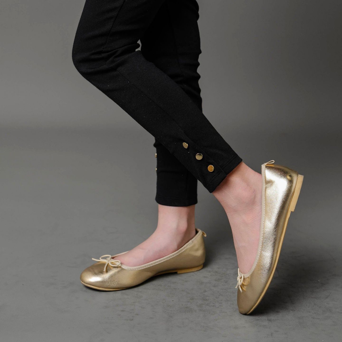 Брюки Hope & Henry Button Cuff Ponte Pant для девочек-малышей, цвет: Чёрный — фото 3