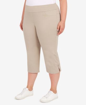 Plus Size Essentials Solid Pull-On Capri Pants with Detailed Split Hem