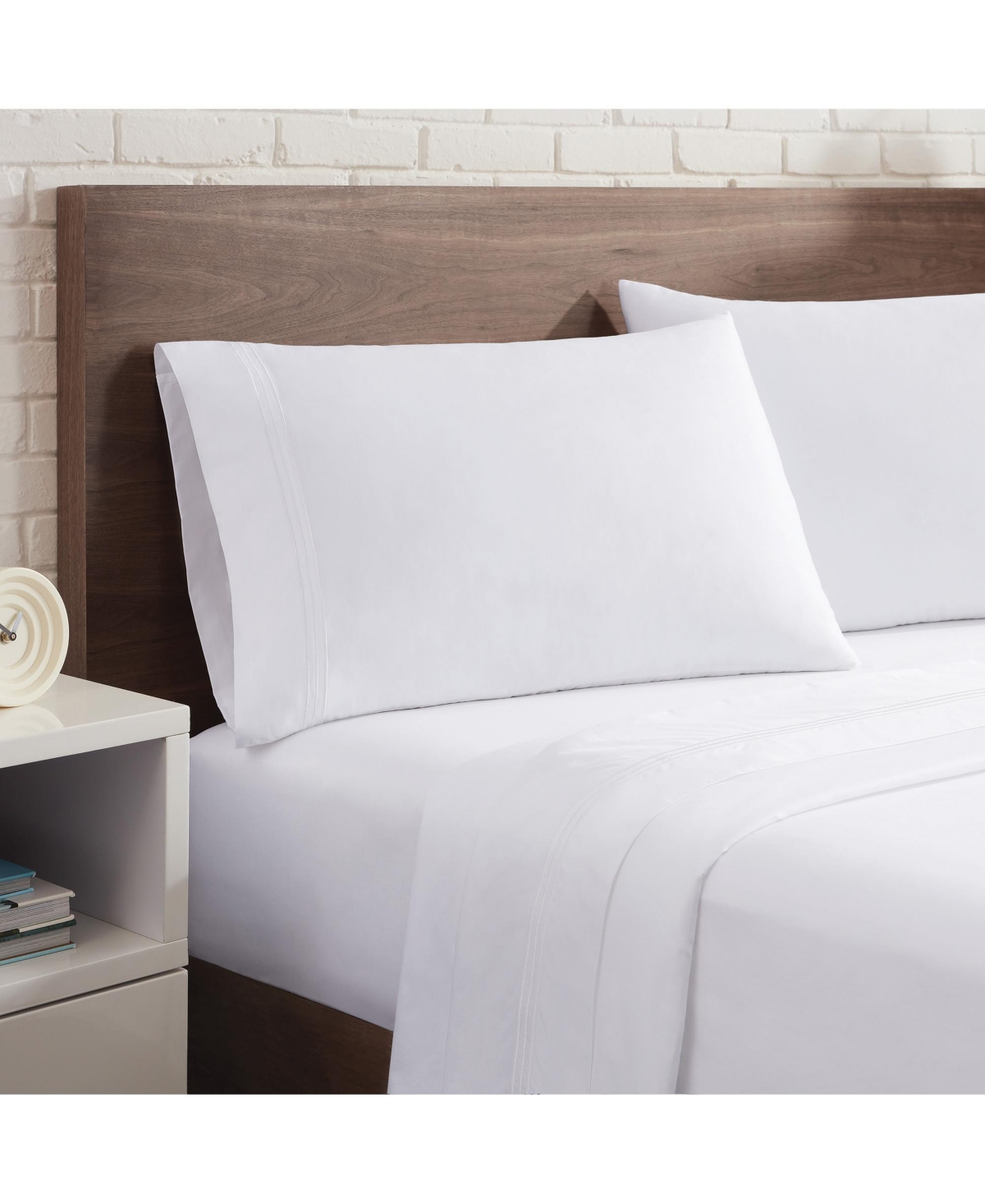 Aston and Arden Sateen Sheet Set, 1 Flat Sheet, 1 Fitted Sheet, 2 Pillowcases, 600 Thread Count, Sateen Cotton, Pristinewith Fine Baratta