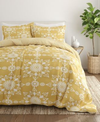 Ultra Soft Daisy Medallion Reversible 2- Pc. Comforter Set, Twin