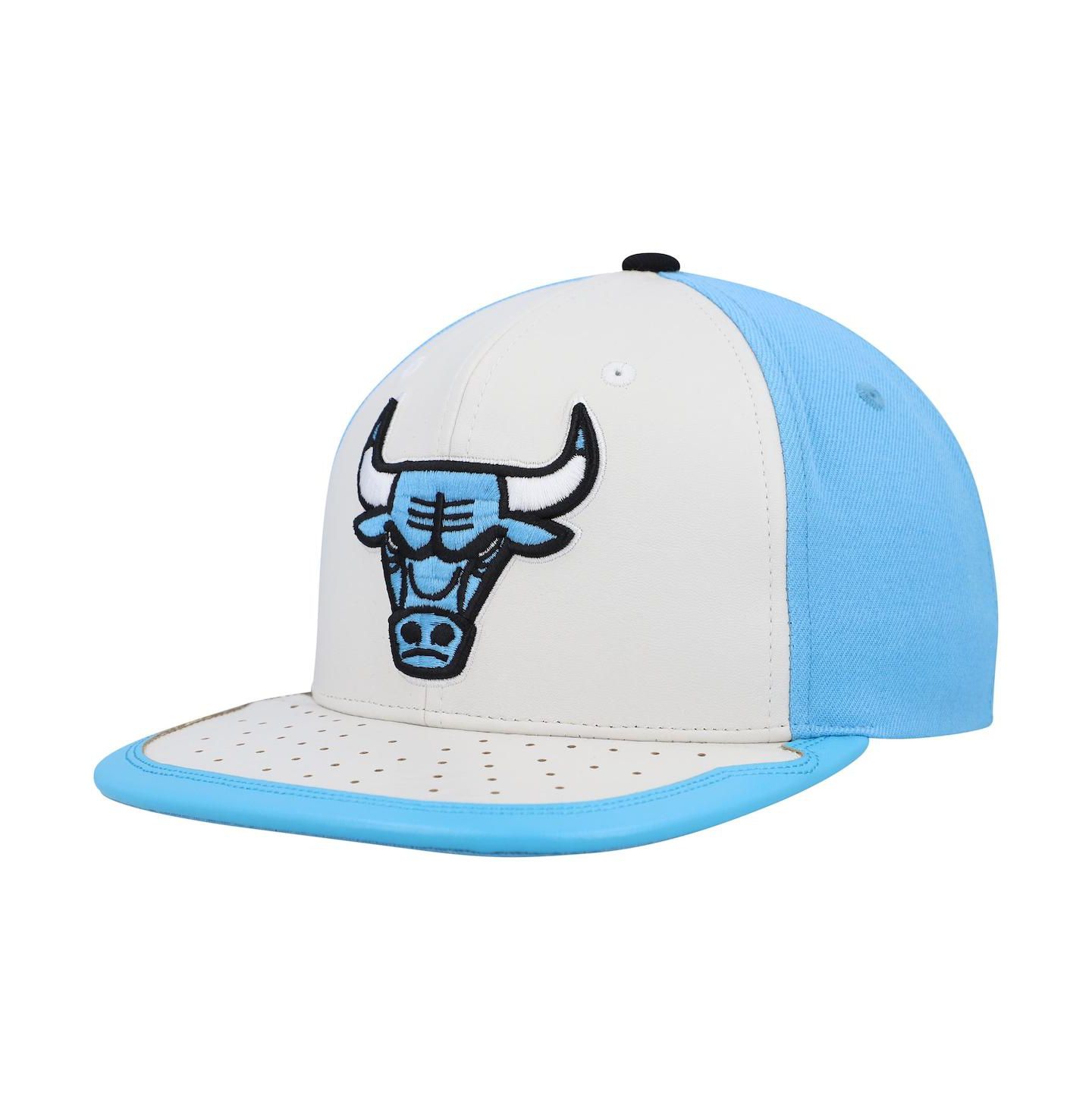 Мужская кепка Mitchell & Ness White, Light Blue Chicago Bulls Day One Snapback Hat — фото 5