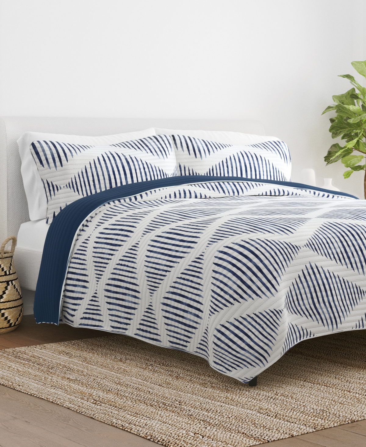 Ienjoy Home Scrolled Patchwork Reversible 3-pc. Lightweight Quilt Set, Full/queen In Navy