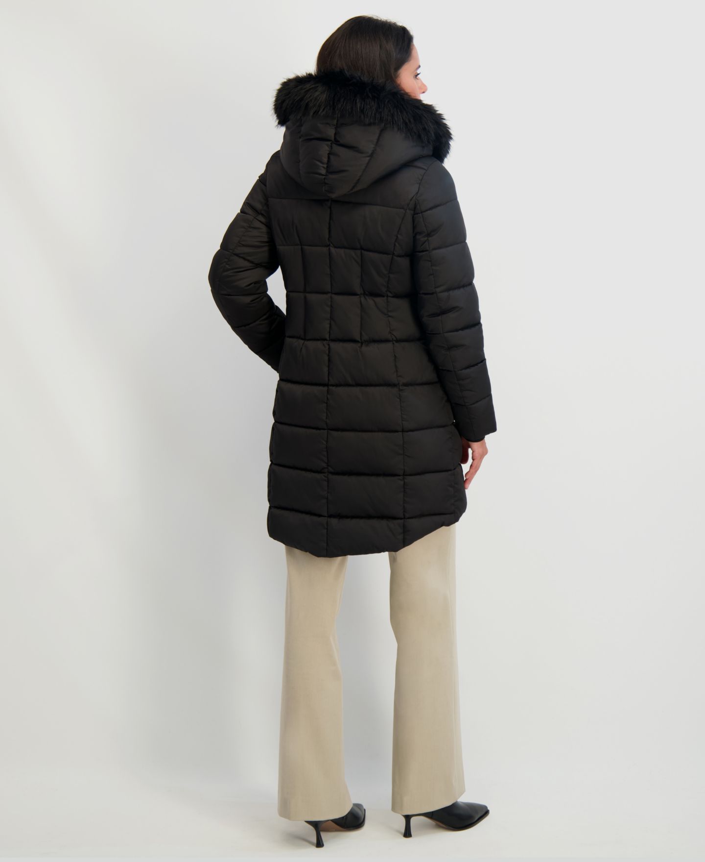 Женская куртка Tahari Velvet Bibbed Faux-Fur Hooded Puffer, цвет: Чёрный — фото 3