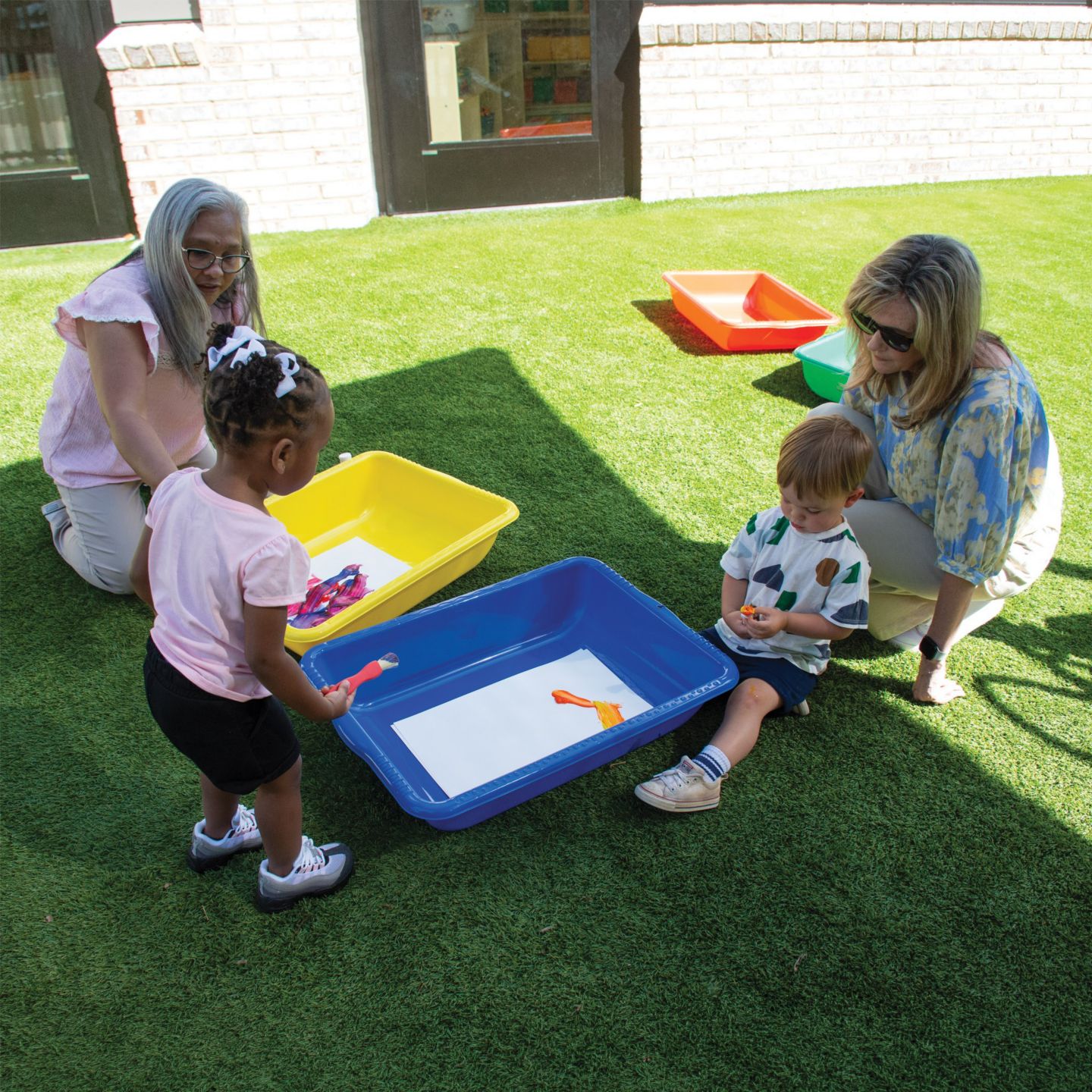 Детские игрушки Edushape Indoor/Outdoor Activity Bin Set Sand and Water Play 4-Piece Storage Bins, Ages 3+ — фото 4