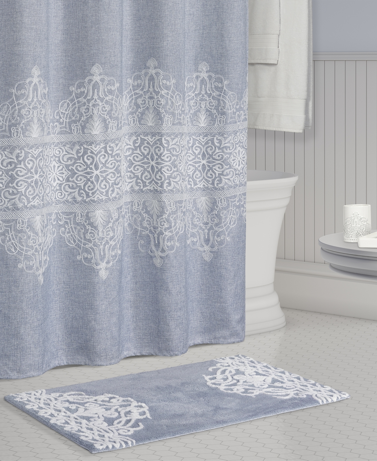 J Queen New York Lauralynn Bath Rug, 21" x 34"
