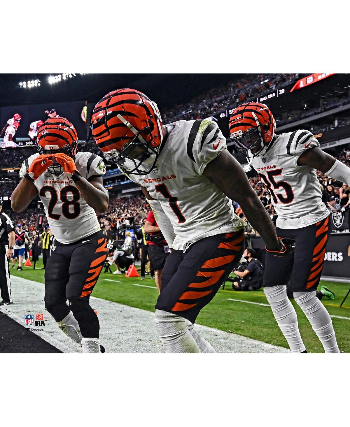 Fanatics Authentic Ja'marr Chase Joe Mixon & Tee Higgins Cincinnati Bengals Unsigned Celebrating With A Group Griddy Ph In Multi