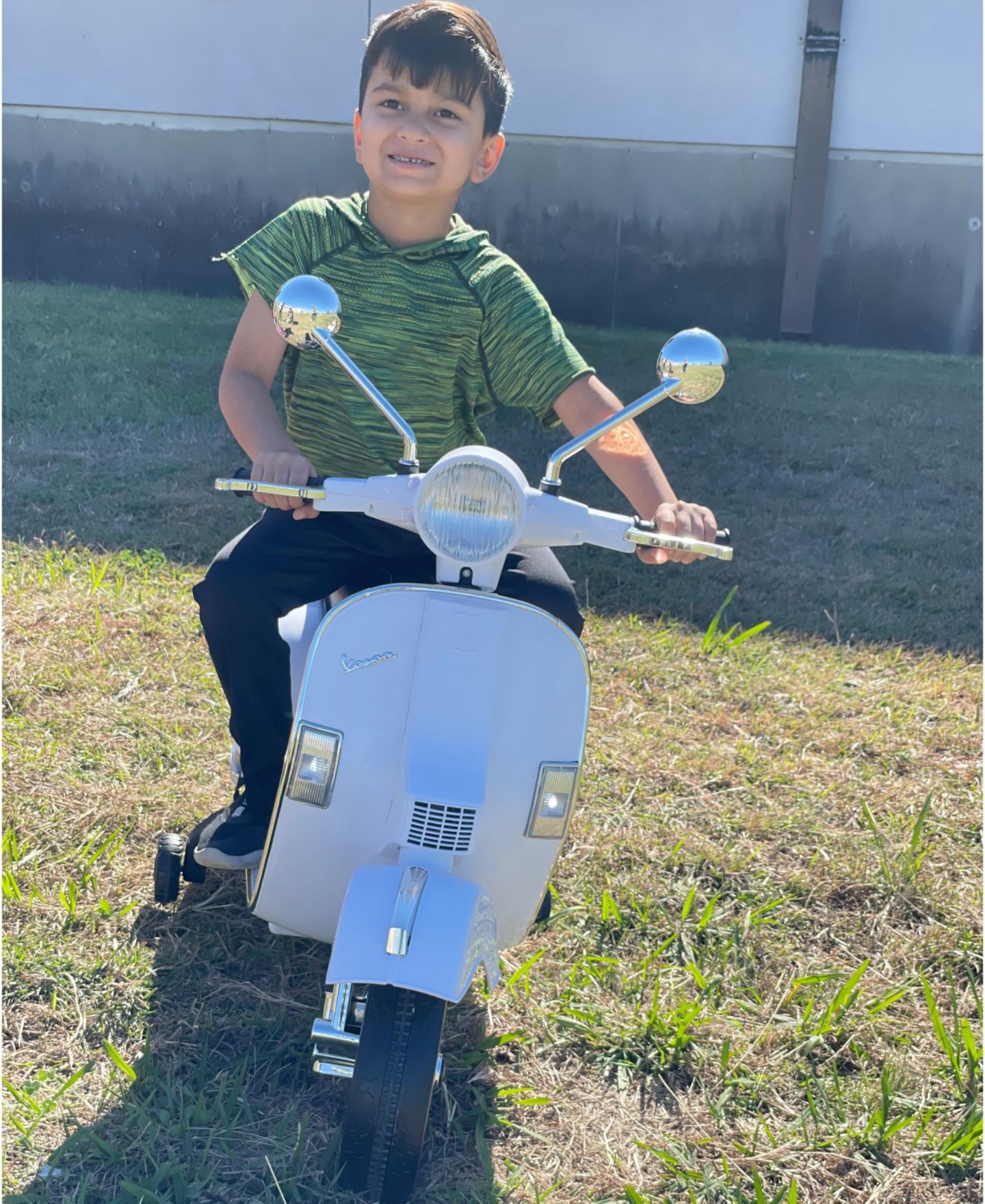 Детская игрушка Best Ride on Cars Vespa 12V Powered Leather-Seat Ride-On Scooter, Ages 3-6 — фото 4