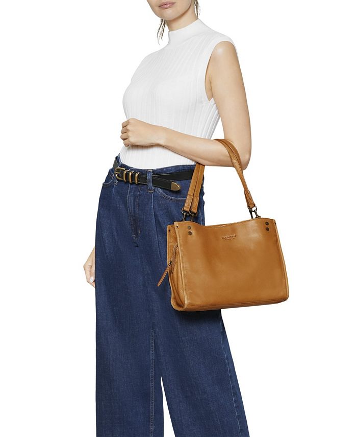 Triple entry outlet satchel