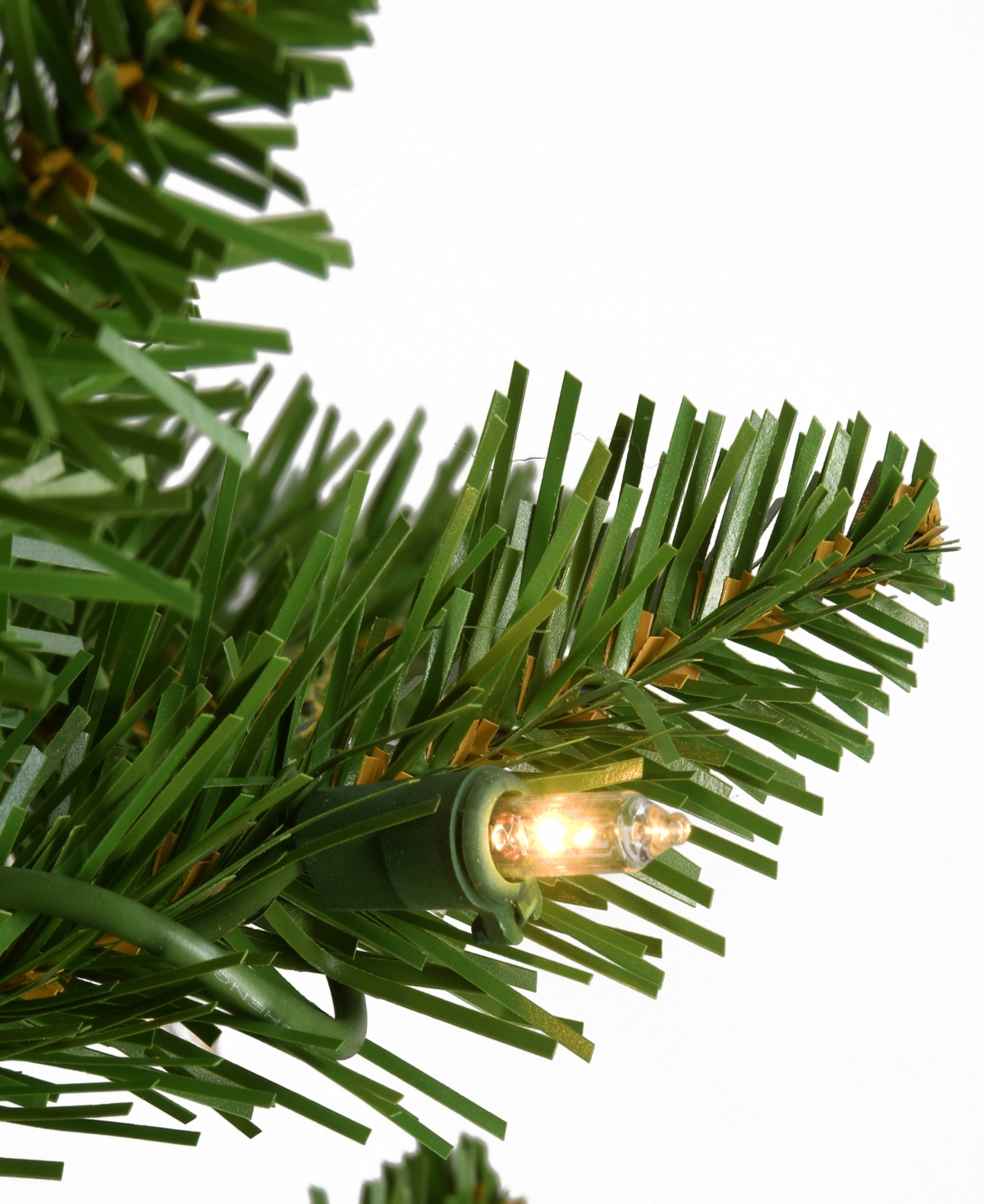 National Tree Company 9' Peyton Spruce Tree With Clear Lights In Green