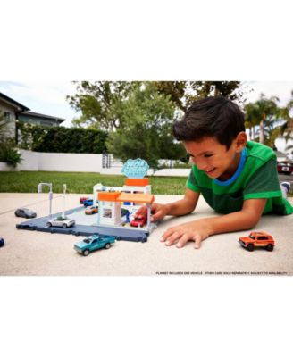 Matchbox Cars Playsets, Super Clean Carwash with 1 Matchbox Car