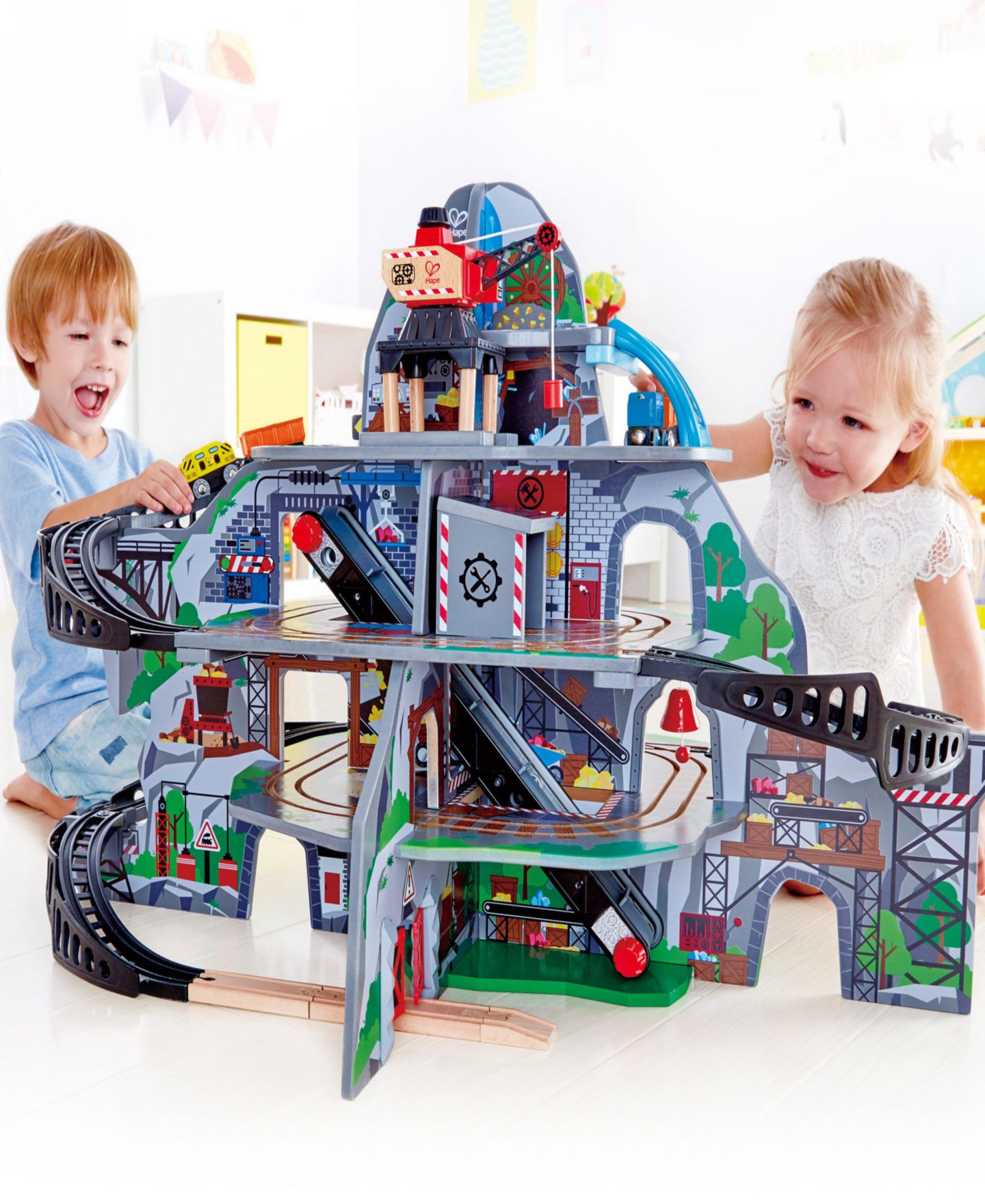 Детский игровой набор Hape Mighty Mountain Mine 4-Level Wooden Railway Playset — фото 3