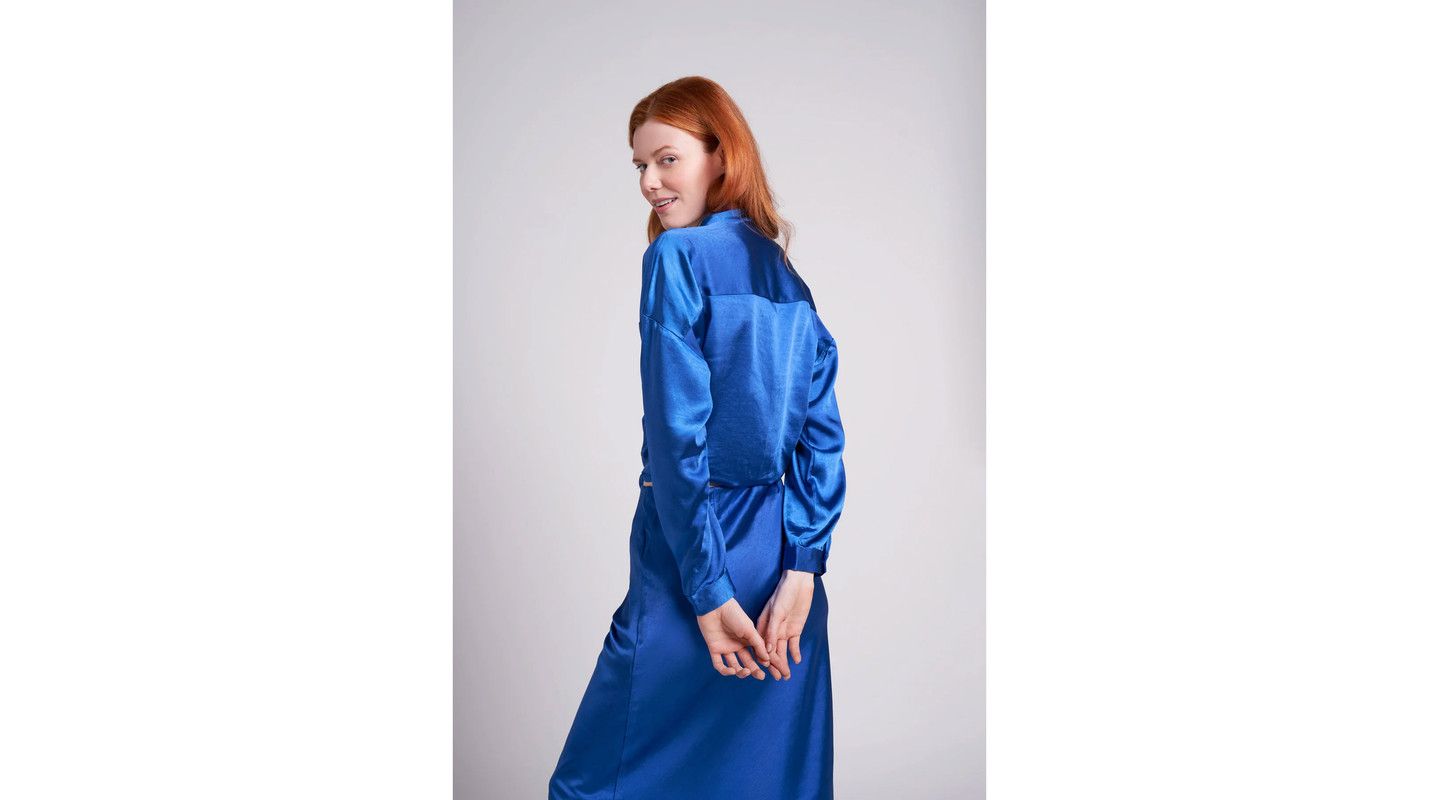 Женская блузка Caldwell Collection Emma Oversized Crinkled Satin Button and Tie Front Cropped, цвет: Сапфировый синий — фото 3