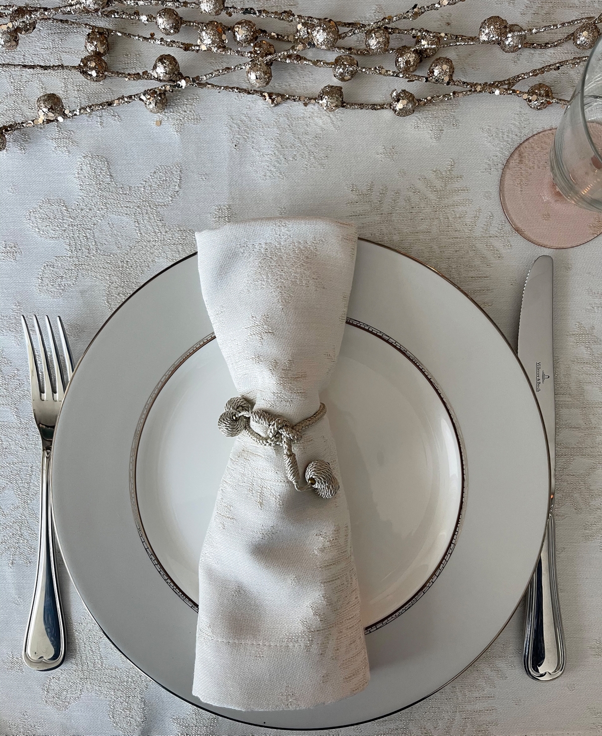 Mode Living Telluride Tablecloth, 70 Round In White