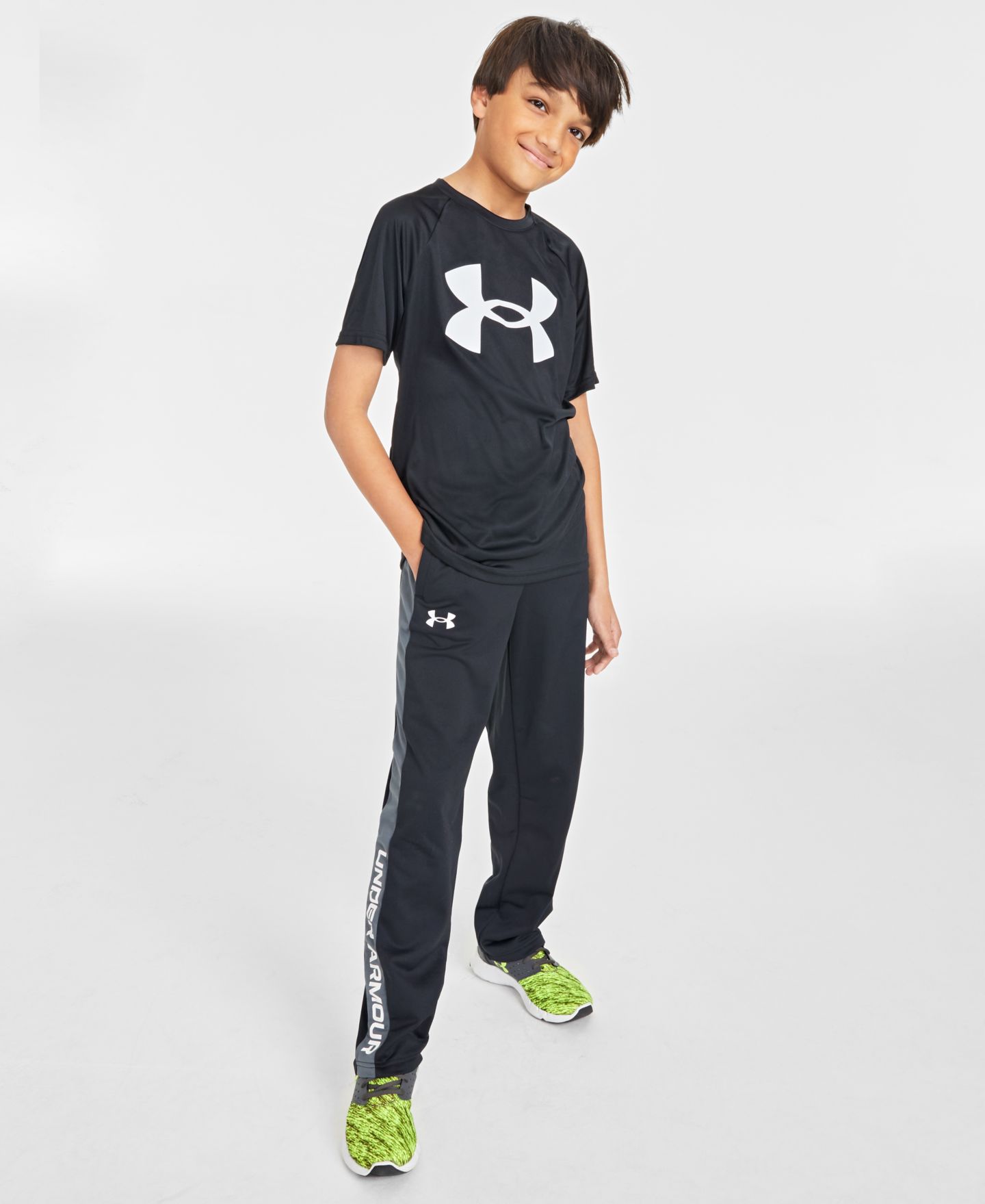 Комплекты Under Armour T-Shirt & Brawler Tapered Pants для мальчиков, цвет: Чёрный — фото 1