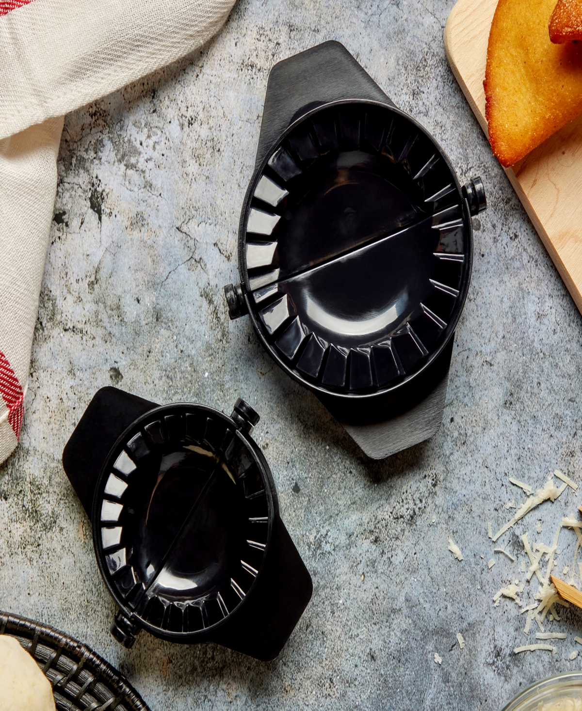 Imusa 1.61" Durable Plastic Empanada Maker Set In Black