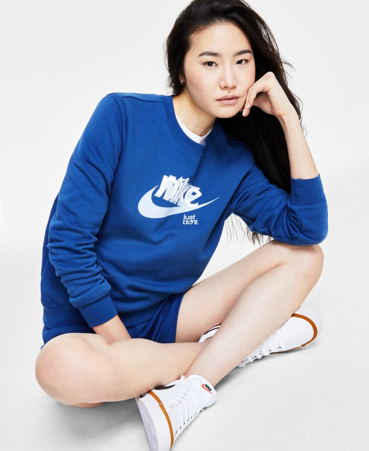 Nike Women's Sportswear Club French Terry Graphic Crewneck Fleece Sweatshirt -lt Armory Blue/white