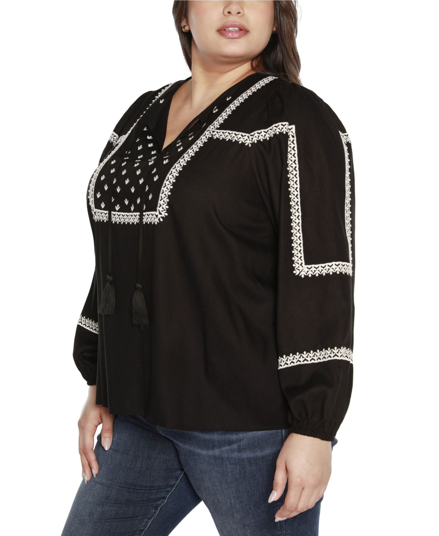 Женский топ Belldini Black Label Plus Size Embroidered Blouson Tie Neck, цвет: Чёрный — фото 4