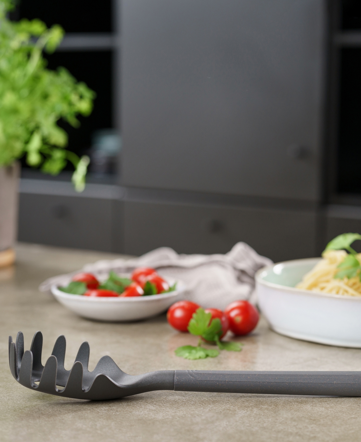 ZYLISS ERGONOMIC HEAT-RESISTANT SPAGHETTI SERVER 