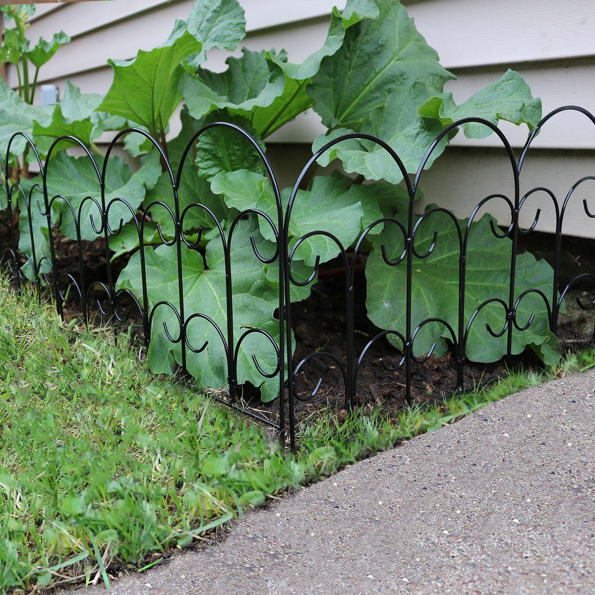 Sunnydaze Decor 5-Piece Victorian Iron Garden Border Fencing - 7.5 -- Black