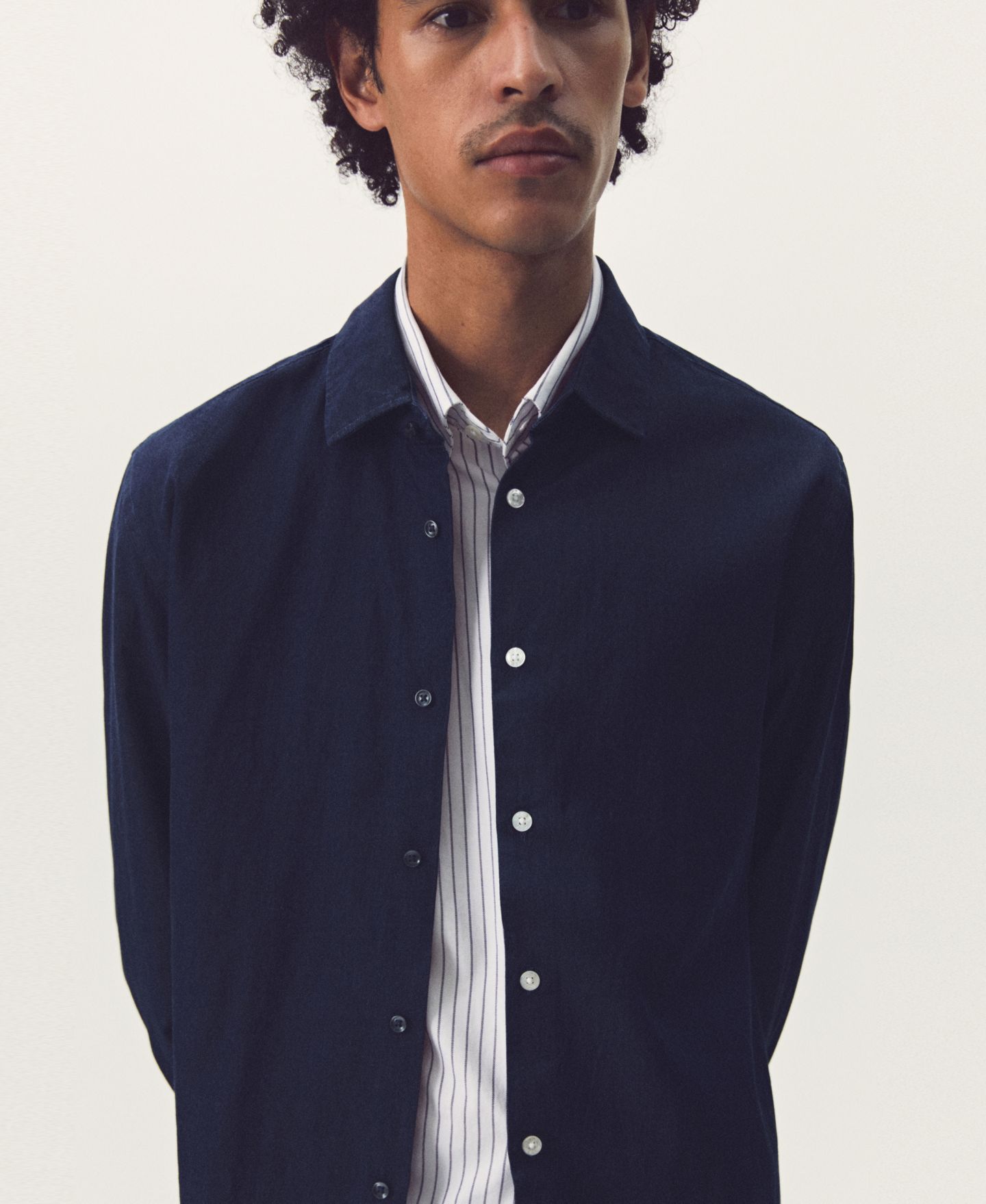 Мужская рубашка Mango Regular-Fit Cotton Chambray, цвет: Тёмный синий — фото 4