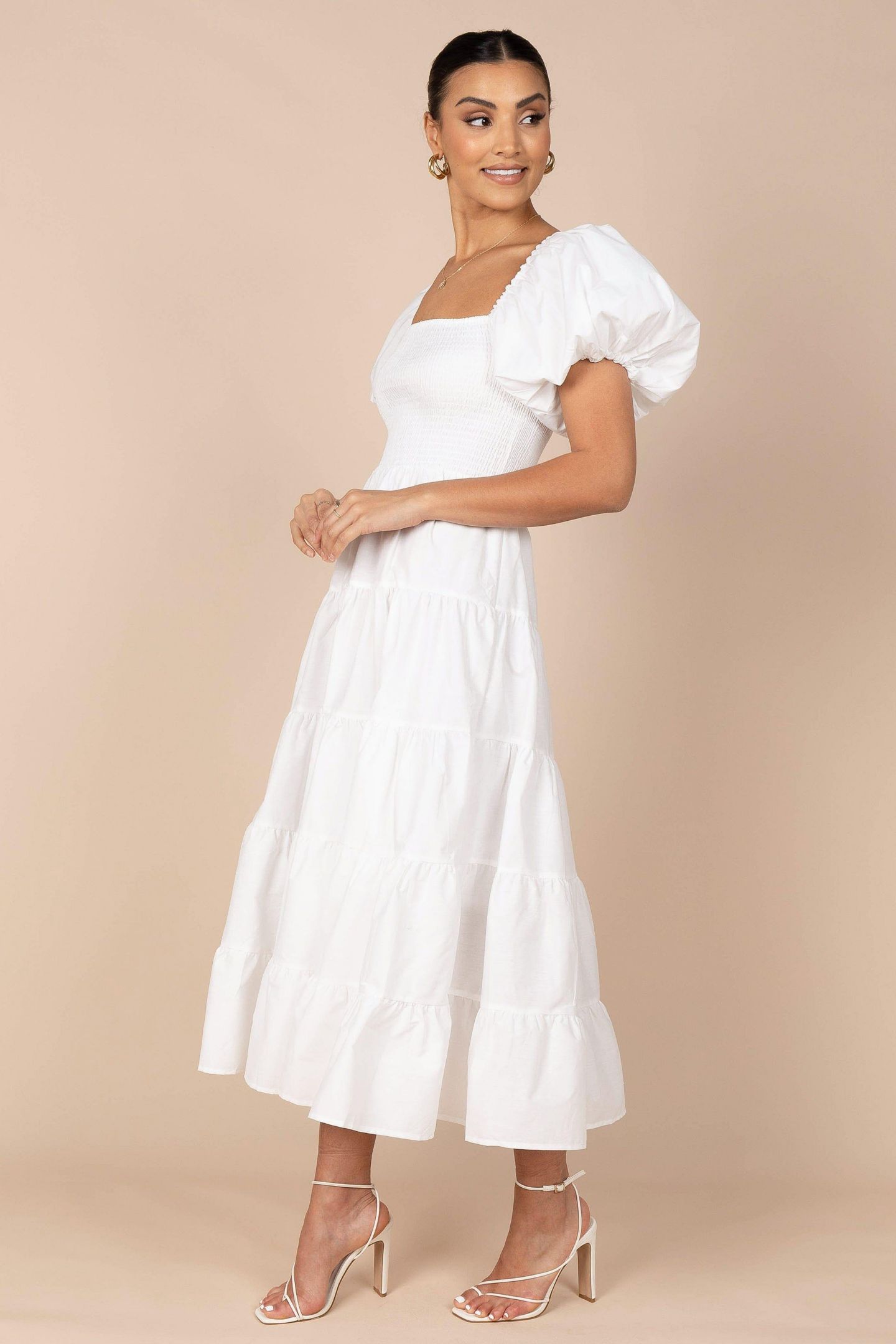 Женское платье Petal and Pup Annette Puff Sleeve Shirred Midi, цвет: Белый — фото 17