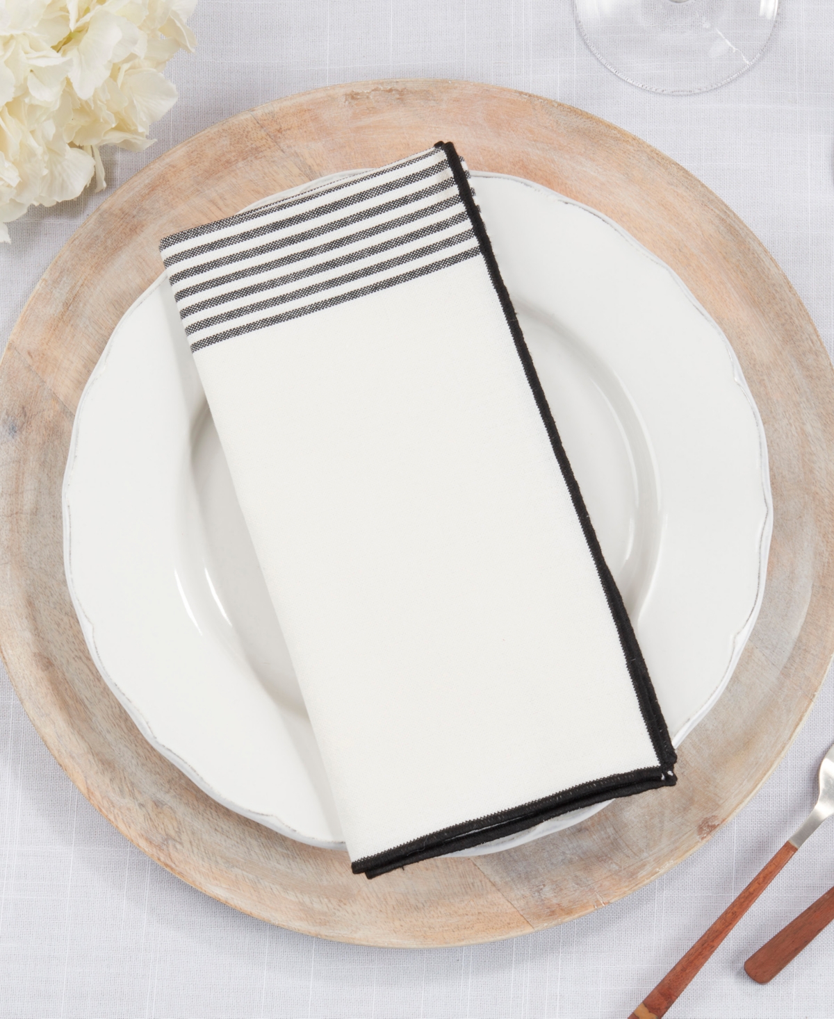Saro Lifestyle Classic Elegance Striped Napkin Set Of 4, 20"x20" In Black,white
