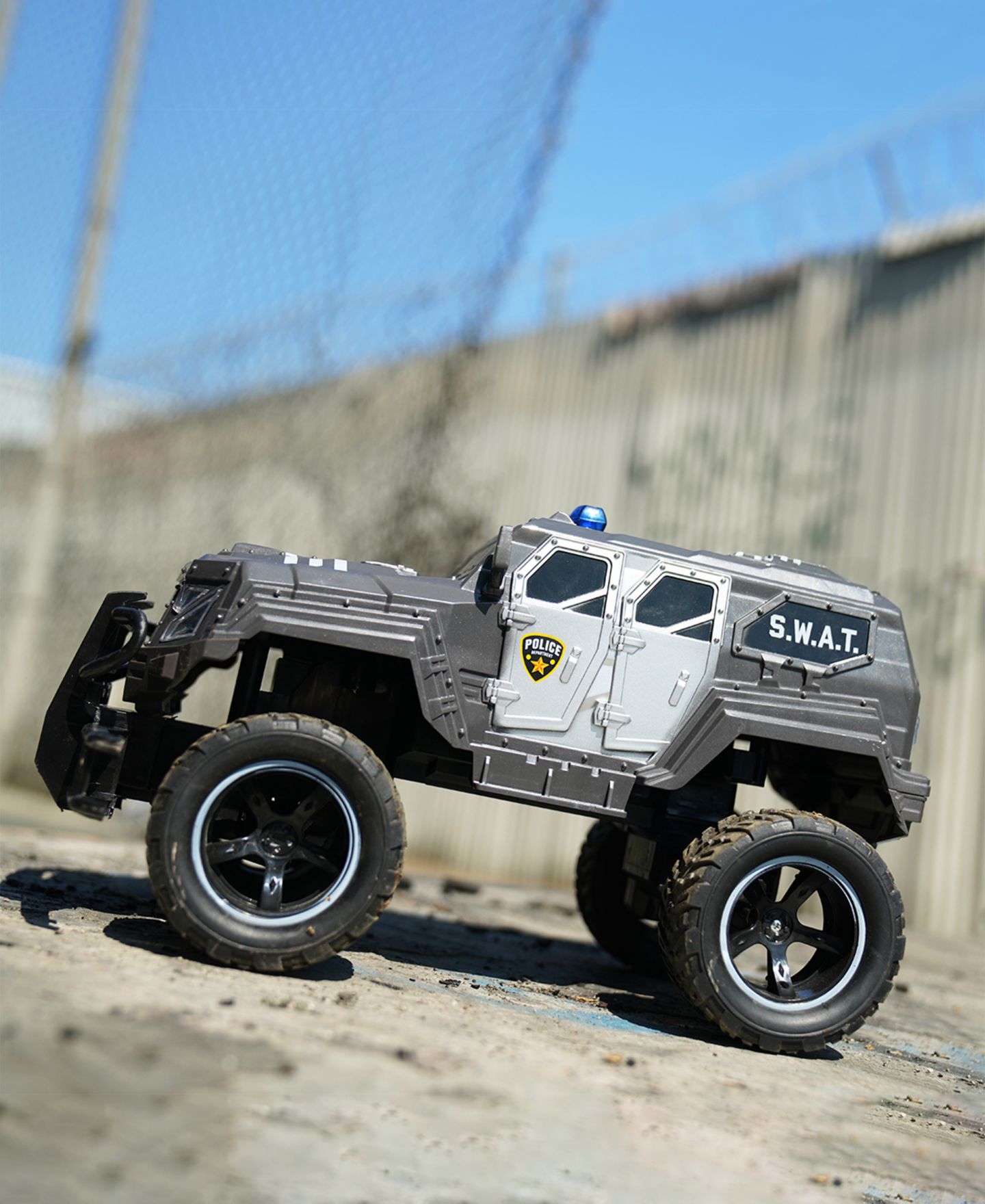 Детская игрушка World Tech Toys 1:14 Scale Electric All-Terrain S.W.A.T. RC Monster Truck — фото 3