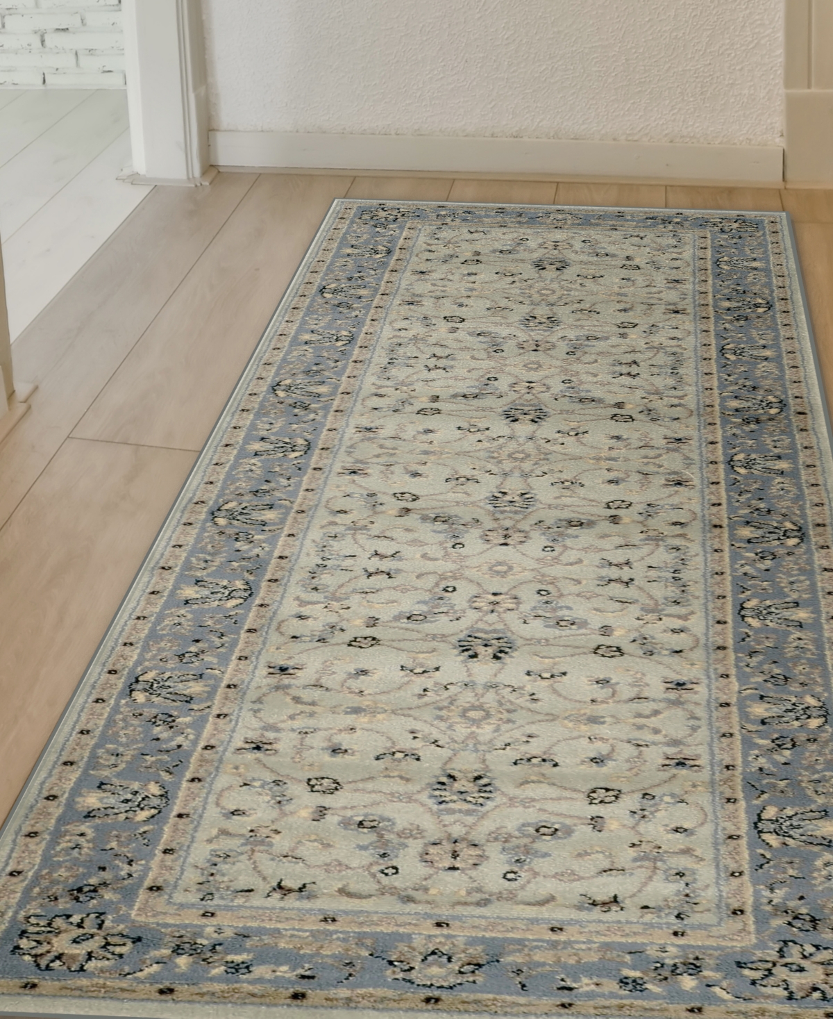 Km Home Closeout!  Pesaro 2'2"x7'7" Runner Area Rug In Mint