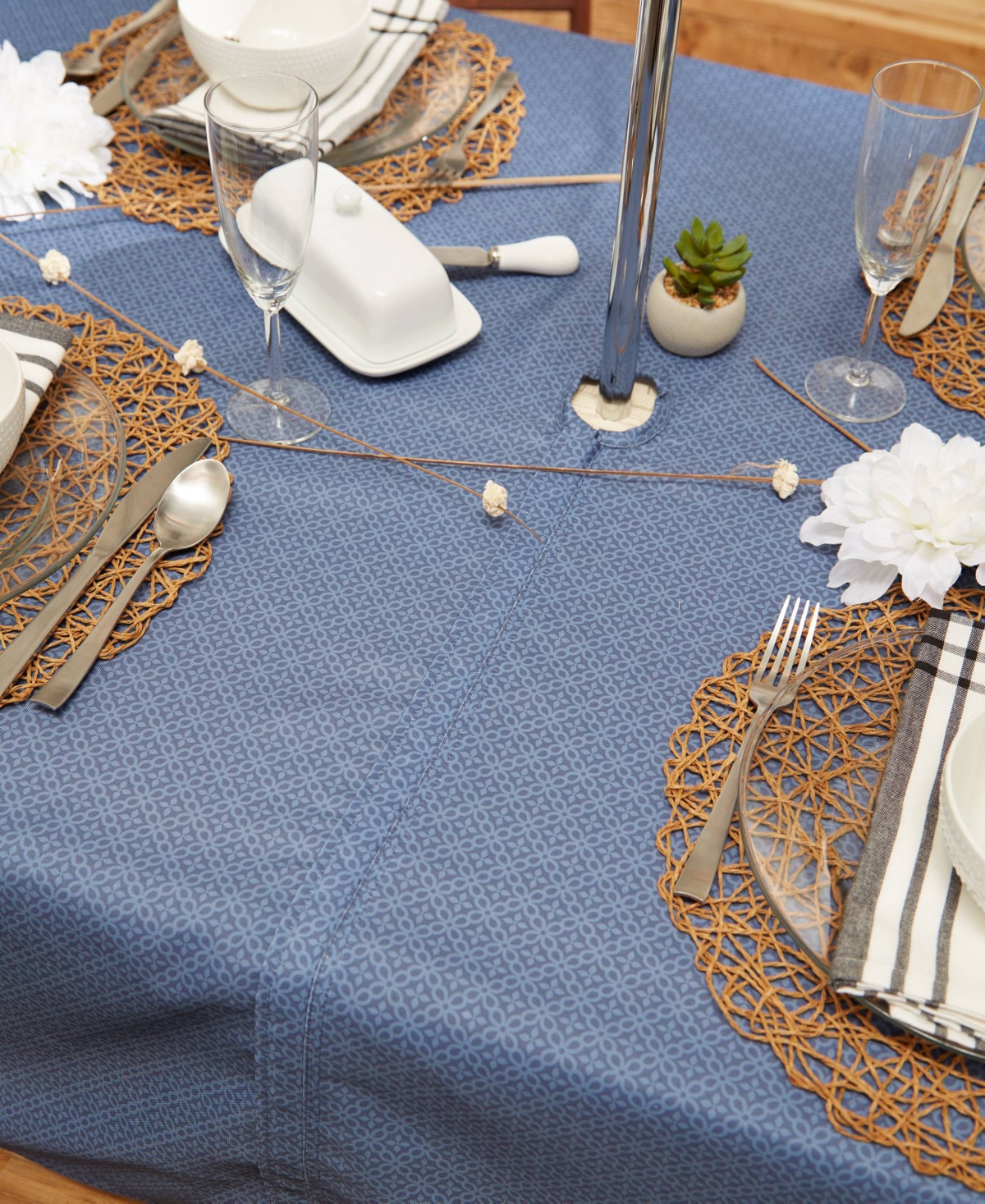 Design Imports Lattice Print Outdoor Tablecloth with Zipper, 60