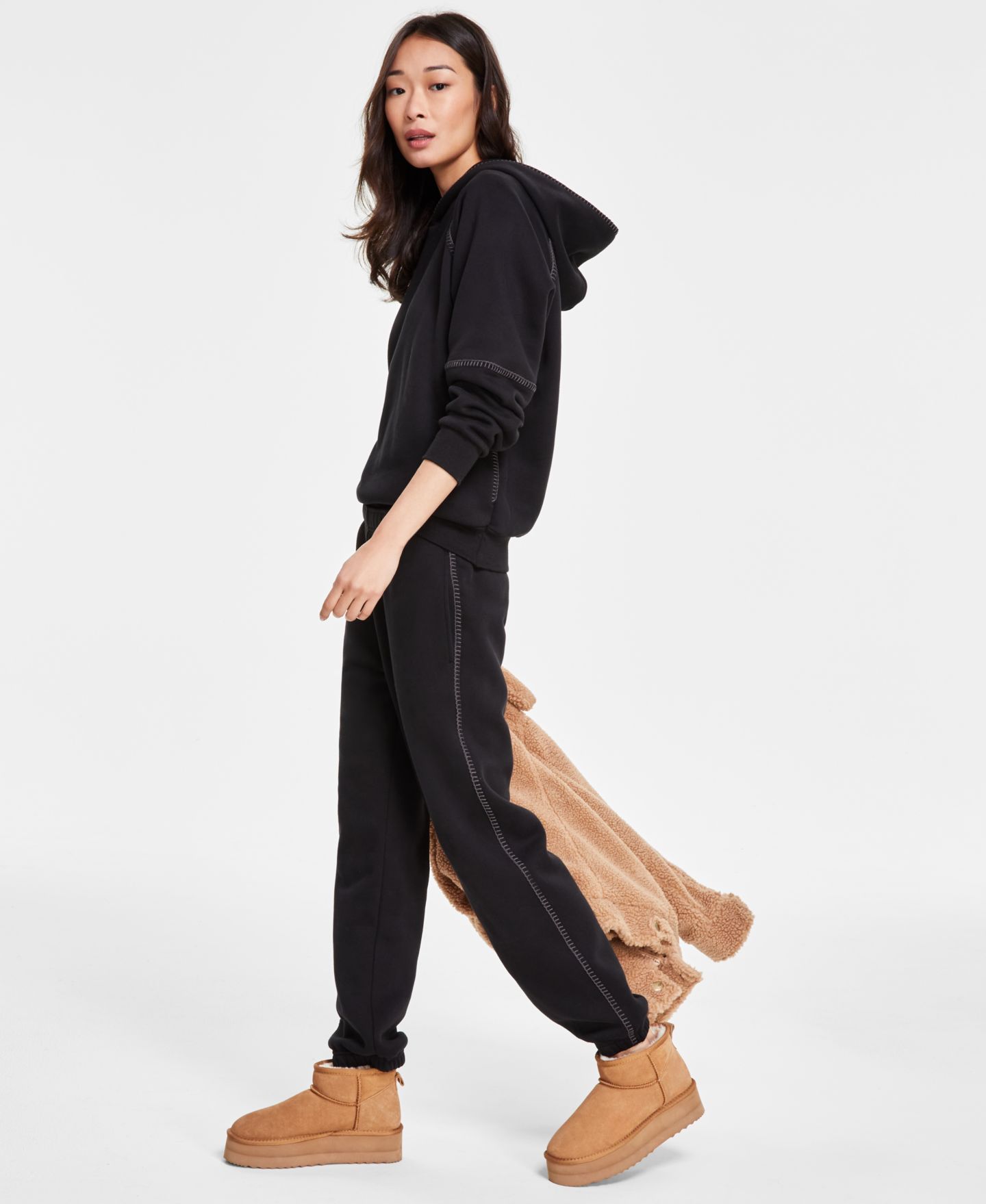 Женские брюки UGG® Classic Fleece Sweatpants, цвет: Чёрный — фото 3