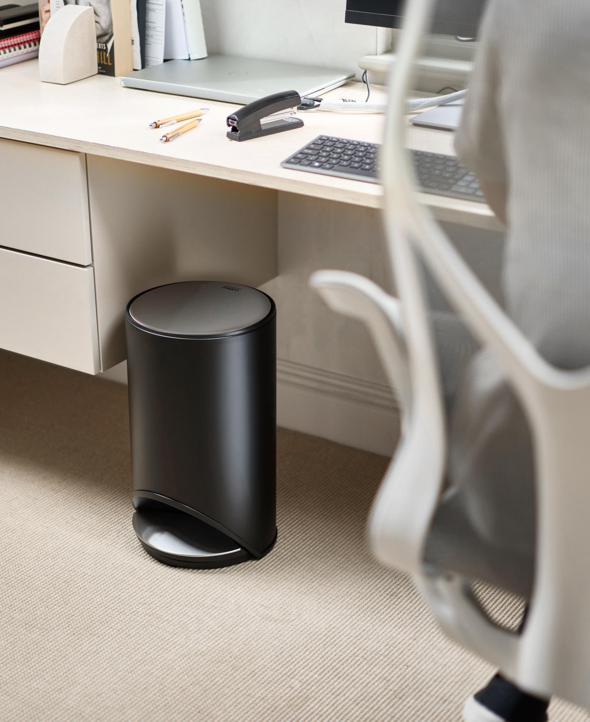 Joseph Joseph Arc 30-litre Slimline Pedal Trash Can In Black