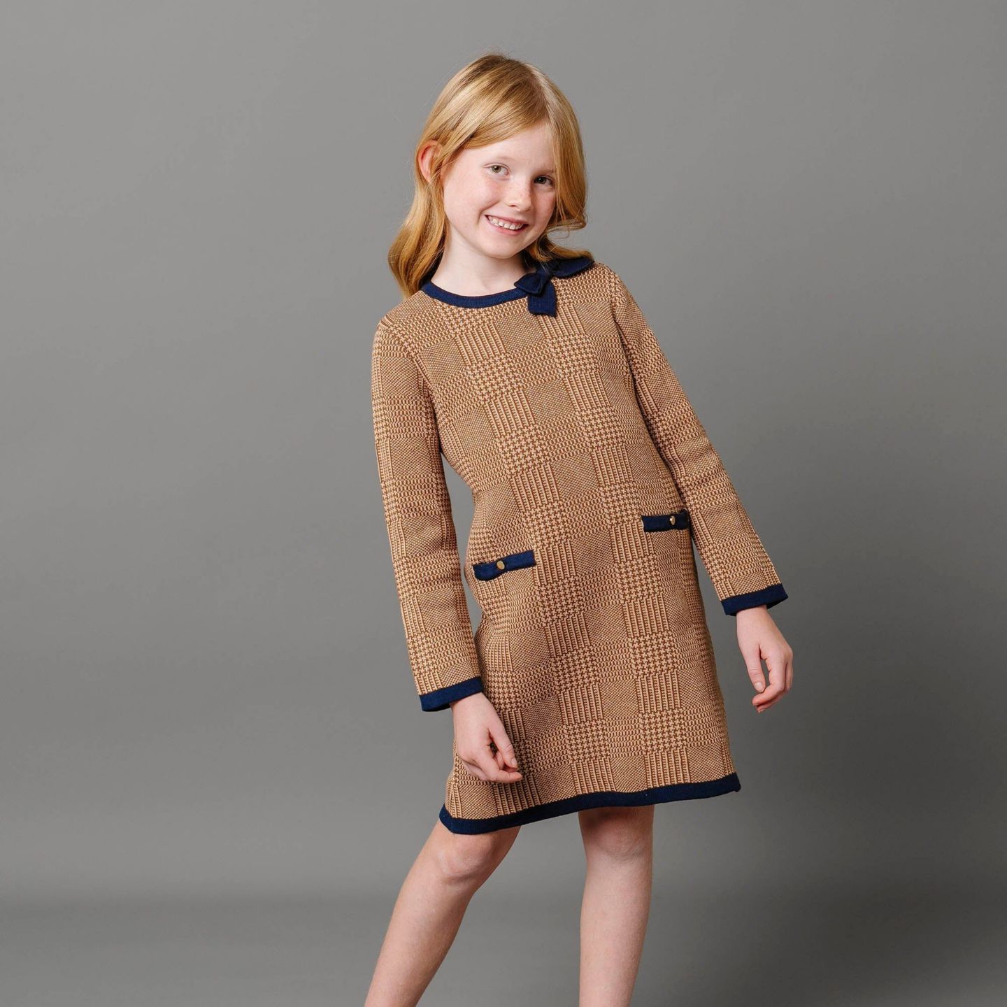 Платье Hope & Henry Long Sleeve Bow Detail Intarsia Sweater Dress для девочек-малышей, цвет: Коричневый клетчатый — фото 3