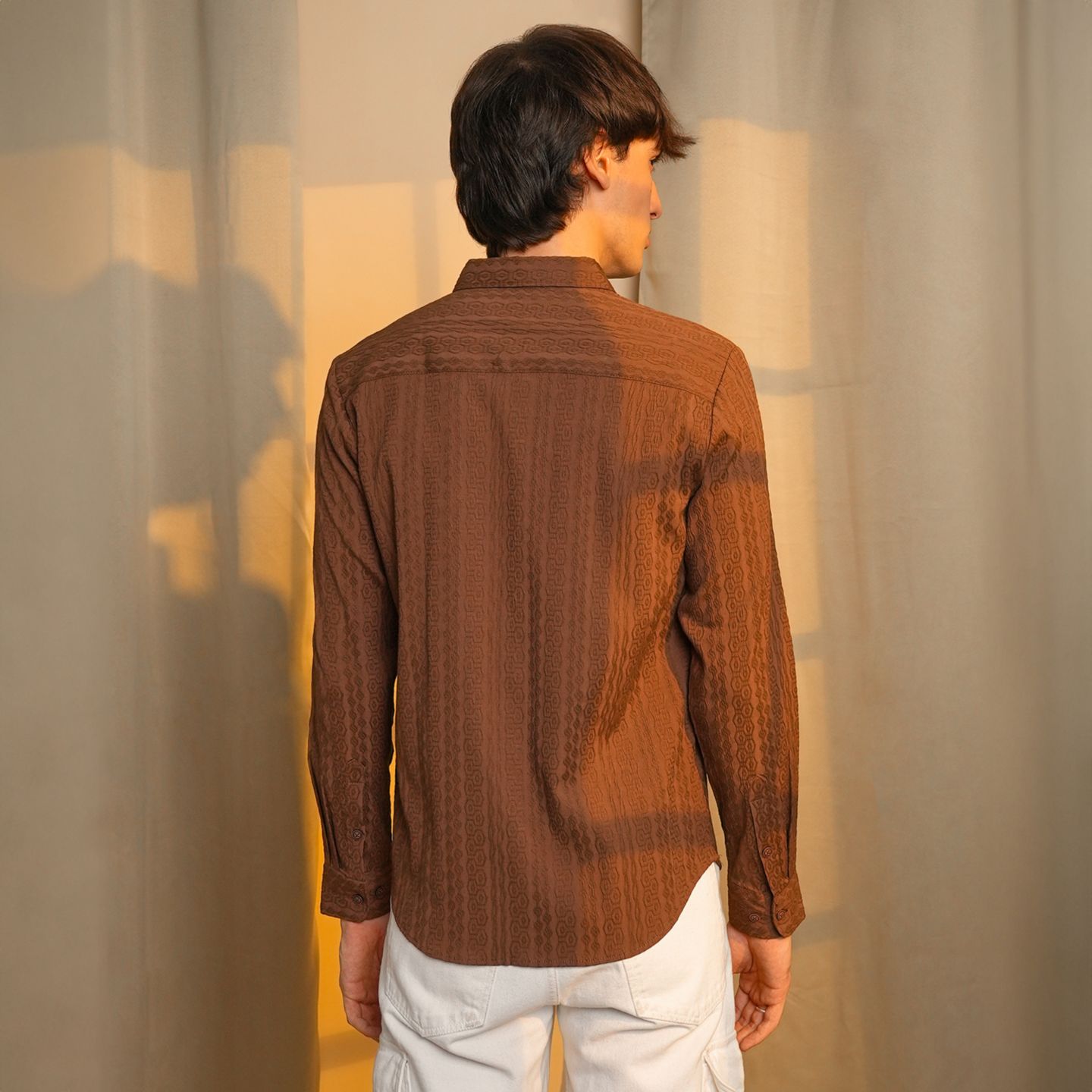 Мужская рубашка Cahoot Campus Sutra Chocolate Brown Geometric-Textured Knit, цвет: Коричневый — фото 3