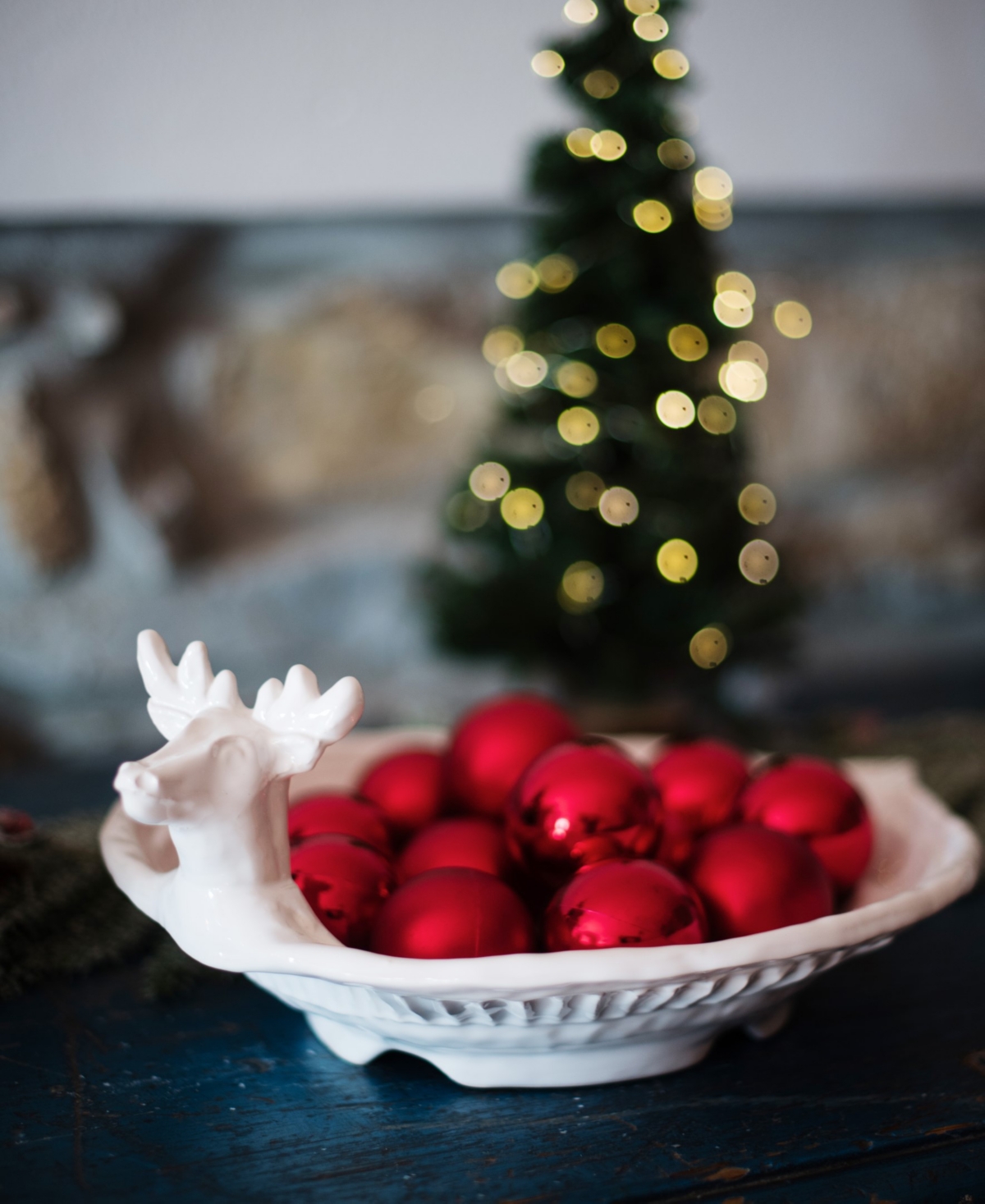 Vietri Pietra Natale Figural Deer Shallow Bowl In White