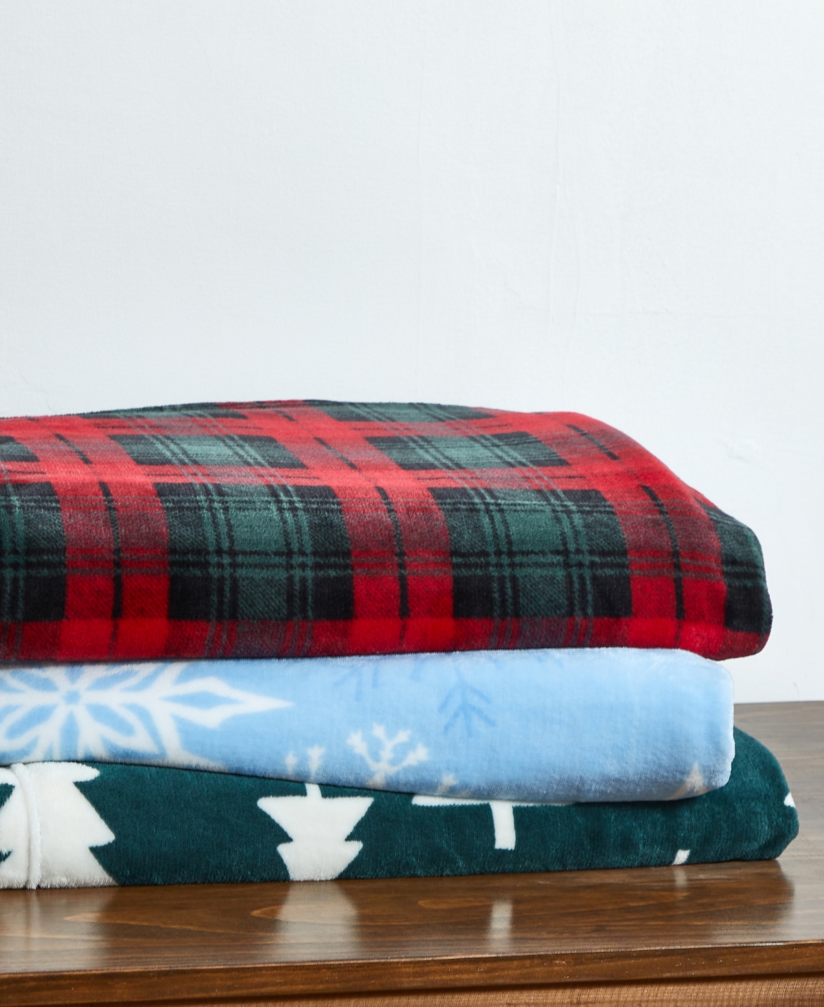 Videri Home Closeout!  Plush Throw, 50" X 60", Exclusively At Macy's In Red And Green Plaid
