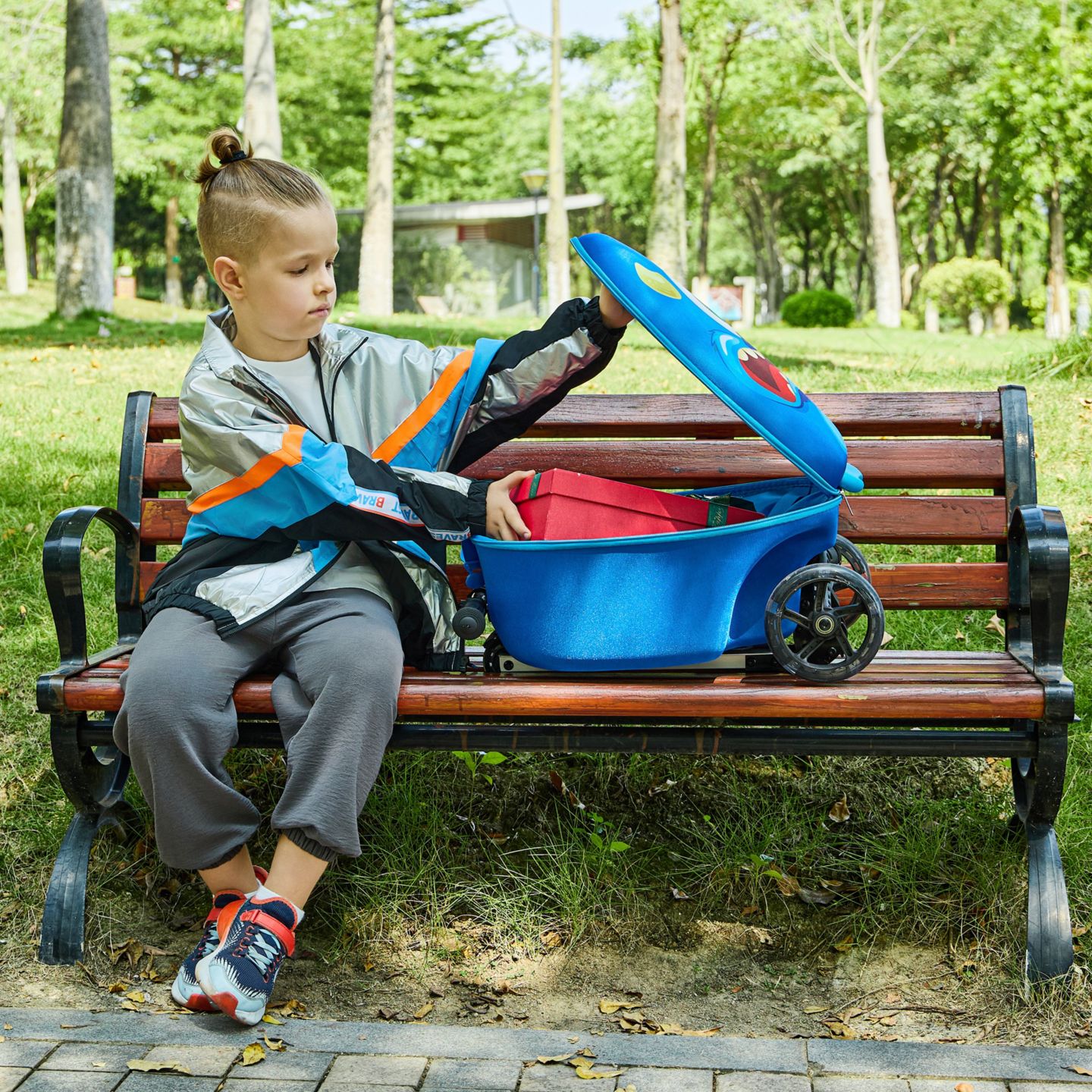 Детская игрушка GoPowerBike GoVoyage 3-Wheel Kids Luggage Scooter with Light-Up Wheels, цвет: Синий — фото 3