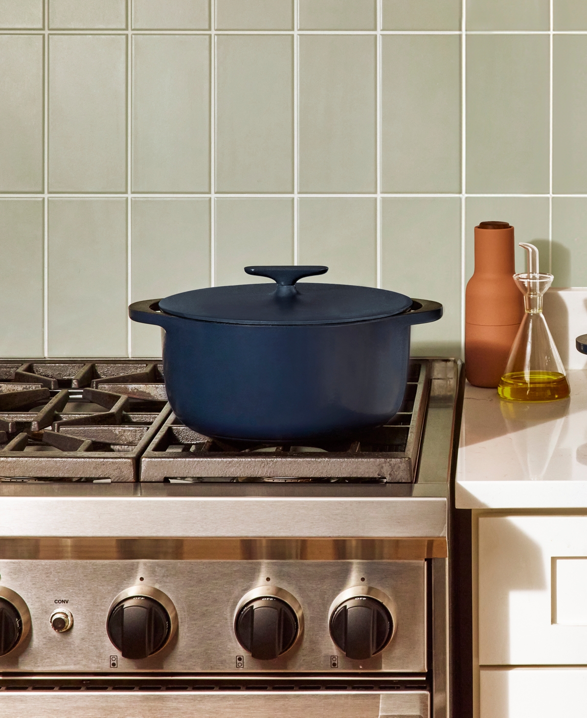 Caraway 6.5-quart Cast Iron Dutch Oven In Light Mist