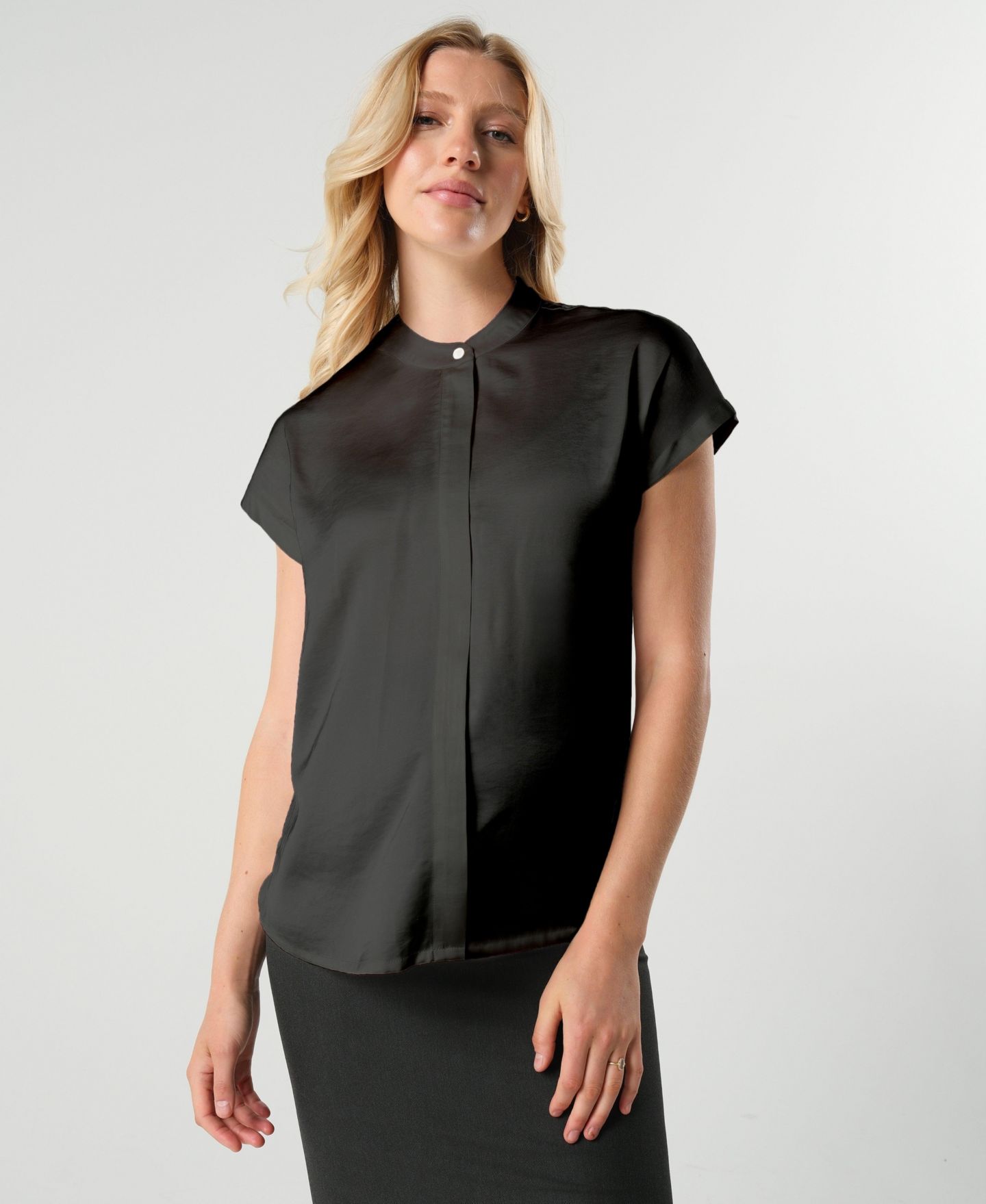Женский топ MARION Short Sleeve Satin Shell Top with Concealed Nursing Zip, цвет: Чёрный — фото 1