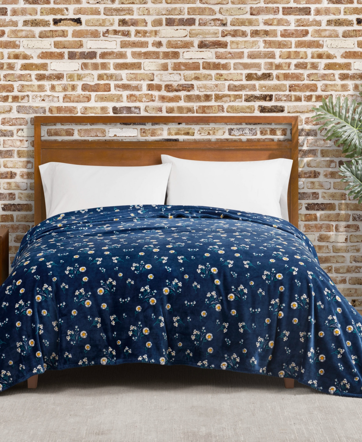 Lucky Brand Daisy Floral Cozy Plush Blanket, Full/queen In Navy