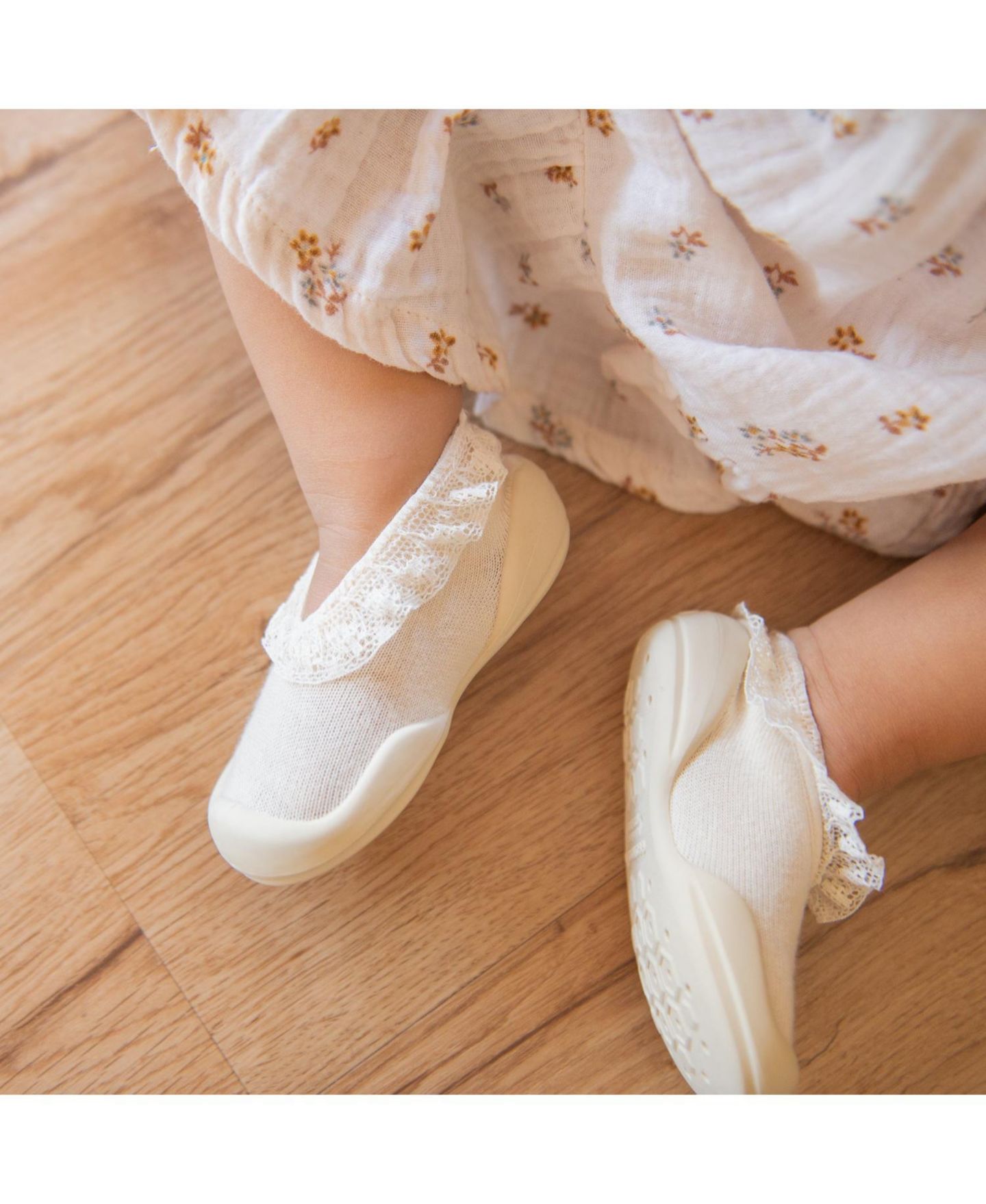Обувь Komuello First Walk Sock Shoes Flat - Sweet Latte Lace для девочек-малышей, цвет: Светлый бежевый — фото 2