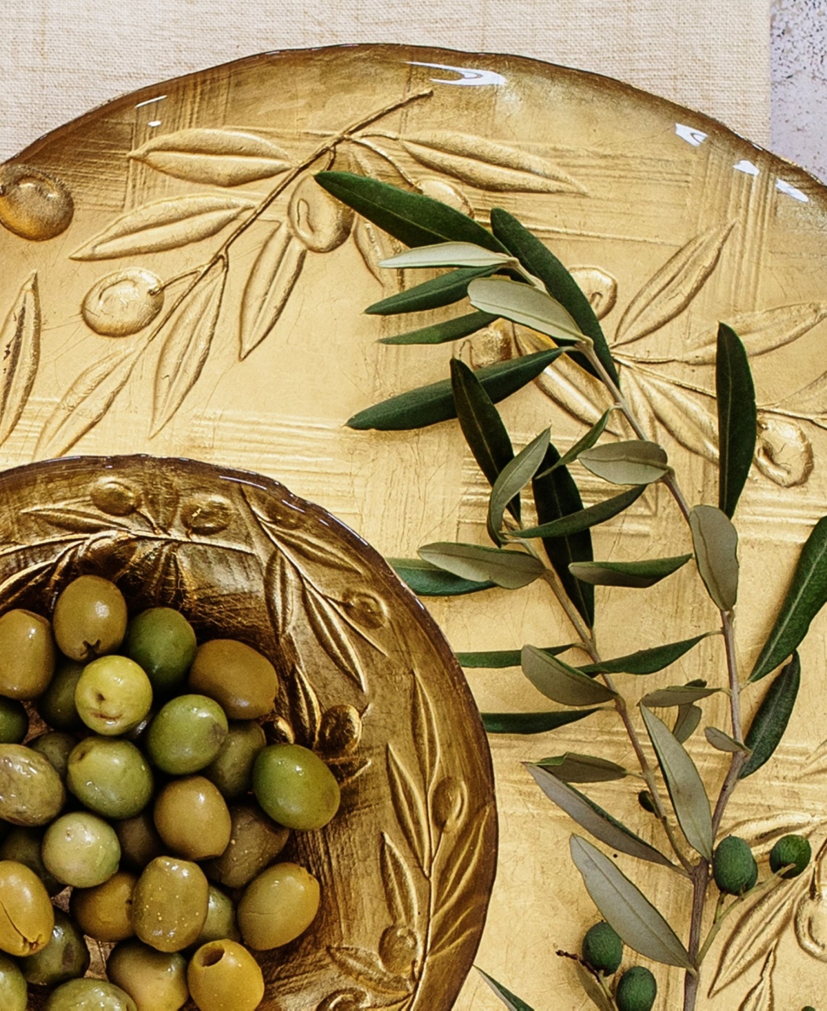 Vietri Moon Glass Olive Round Platter In Gold