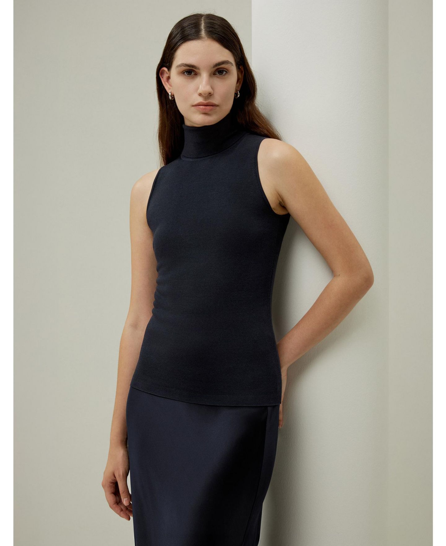 Женский топ LILYSILK Minimalist Sleeveless Turtleneck Silk-Nylon, цвет: Тёмно-синий — фото 5