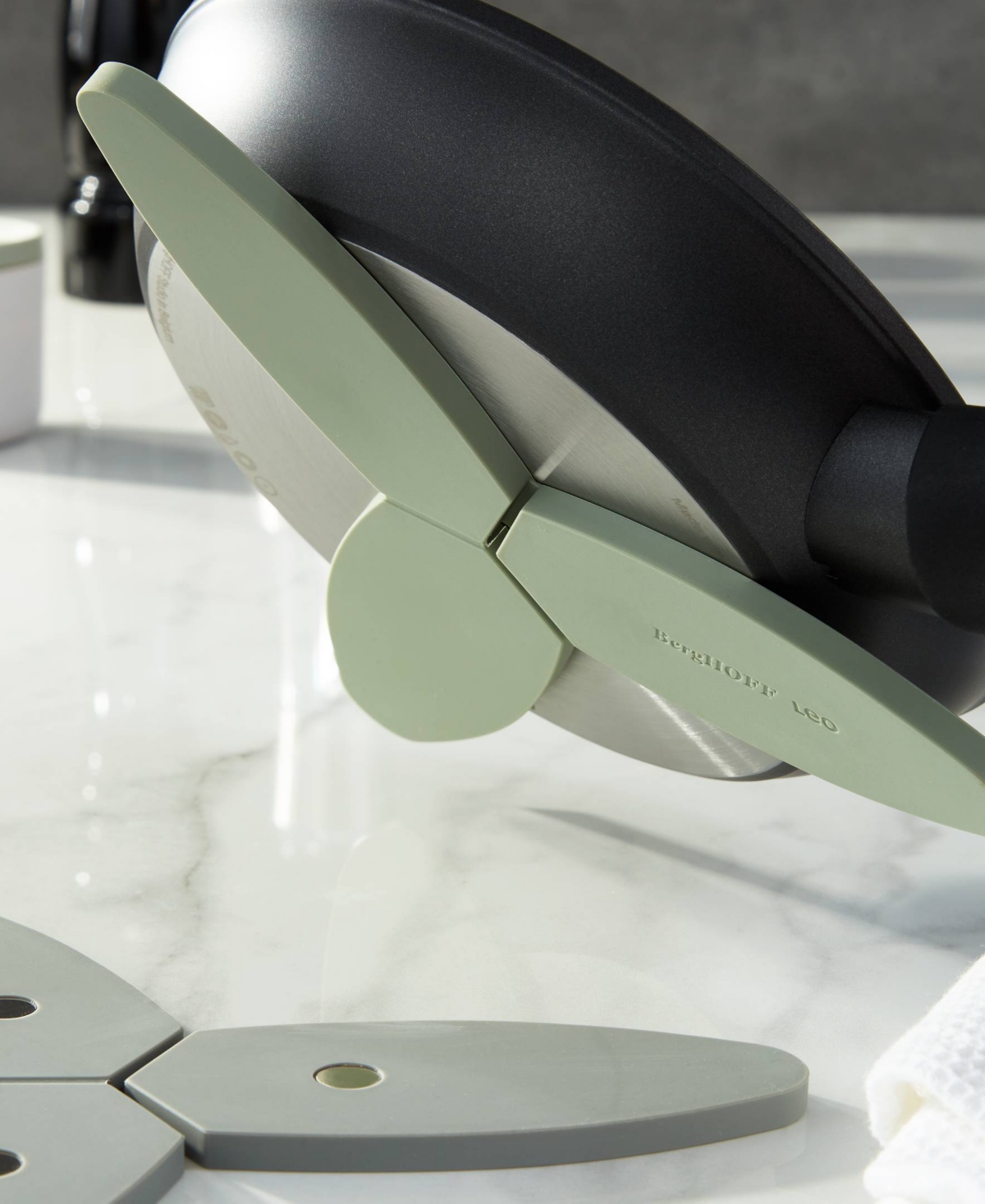 Berghoff Leo Balance 9.5" Silicone Foldable And Magnetic Trivet In Sage