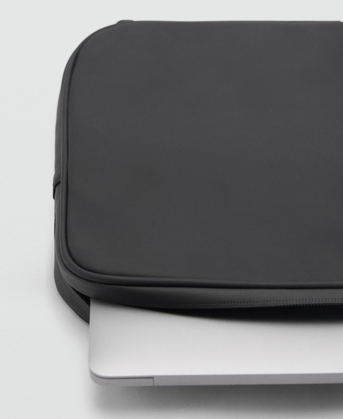 MANGO MEN'S RUBBERIZED LAPTOP CASE 