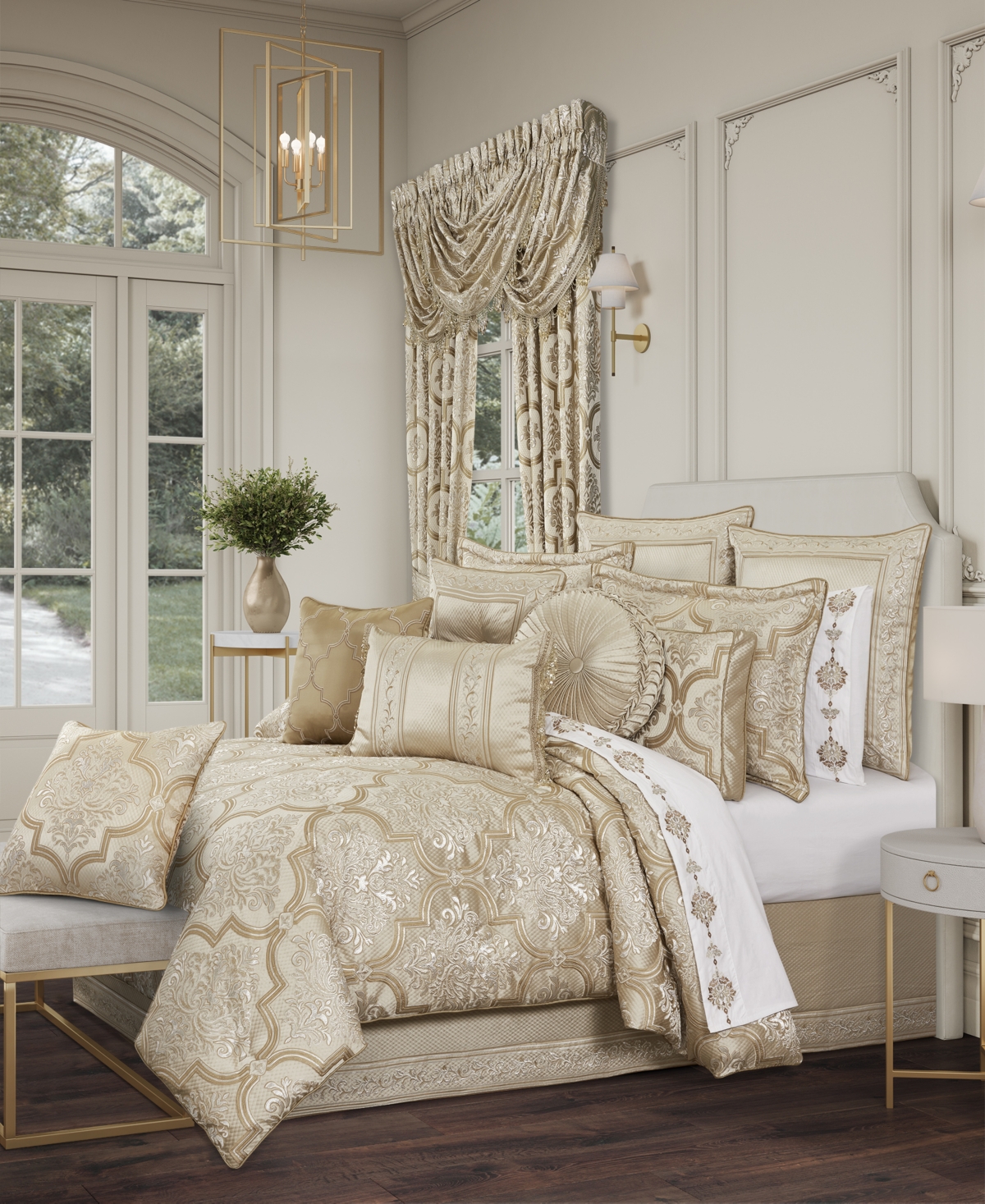 J Queen New York Sezanne Tufted Decorative Pillow, 15" Round In Champagne