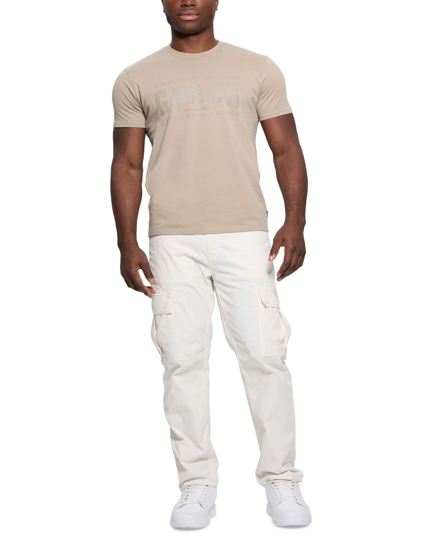 Мужская футболка GUESS Relaxed Fit Short Sleeve Crewneck Logo, цвет: Рыжевато-коричневый — фото 2